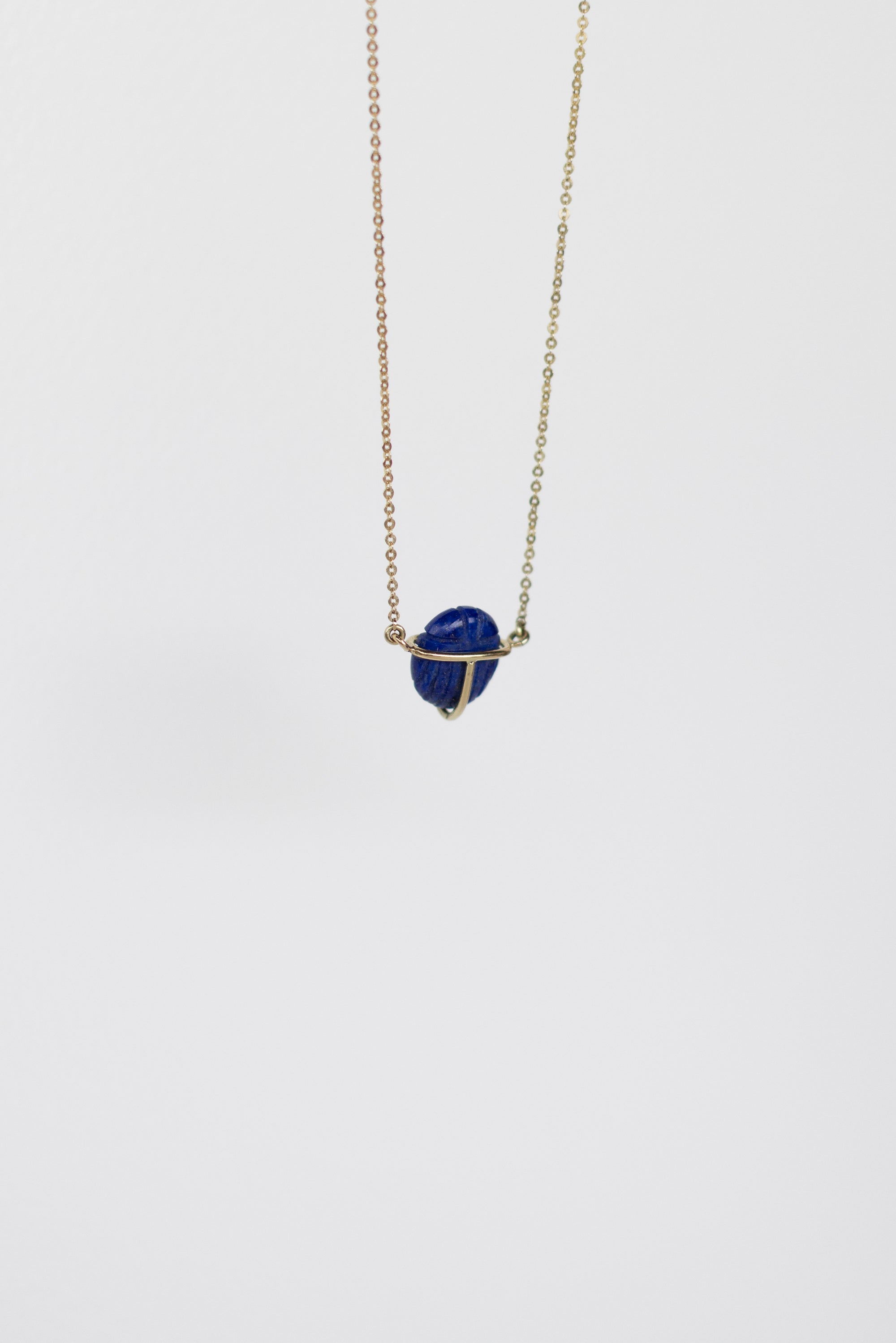 COLLAR CON ESCARABAJO DE LAPISLÁZULI