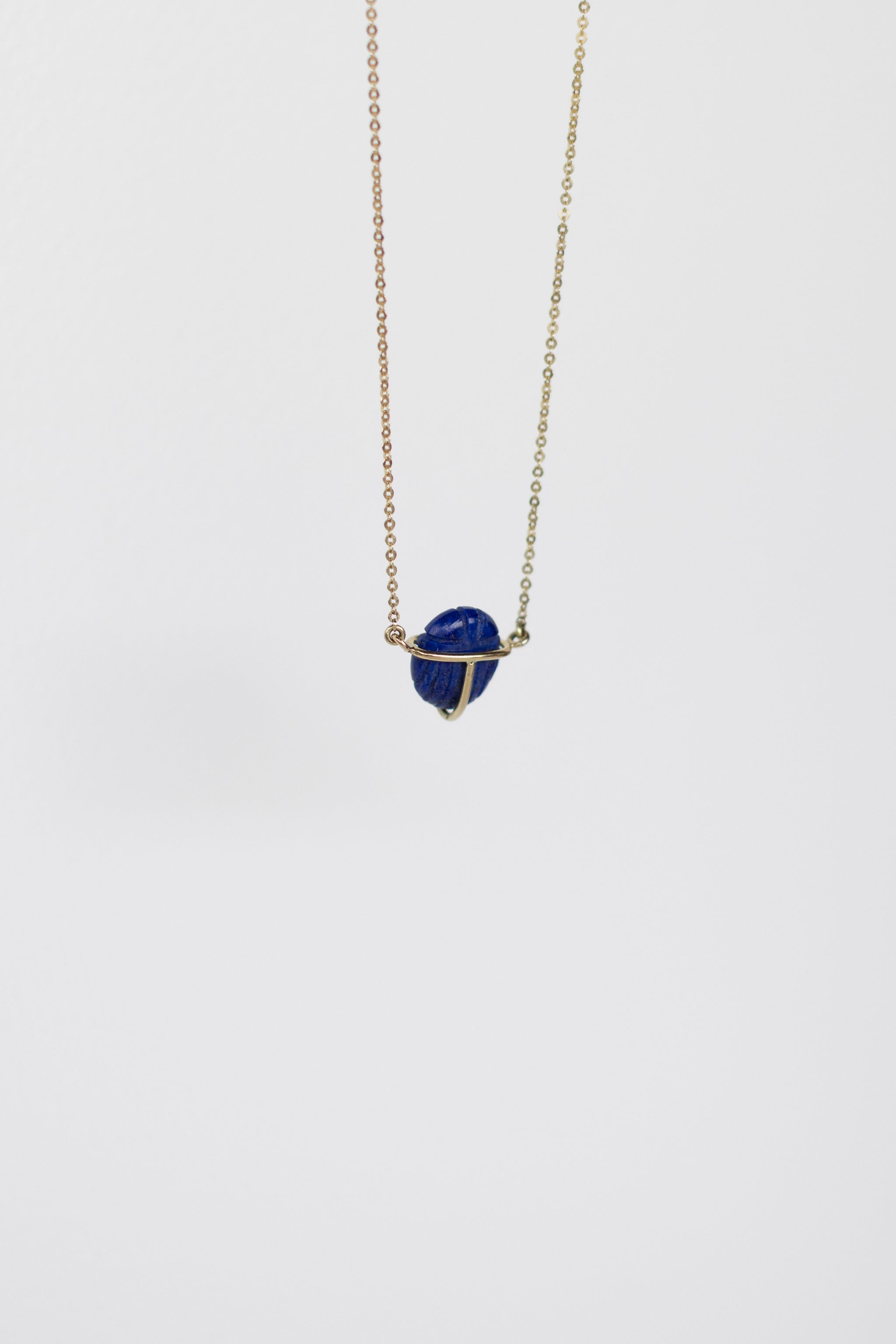 COLLAR CON ESCARABAJO DE LAPISLÁZULI