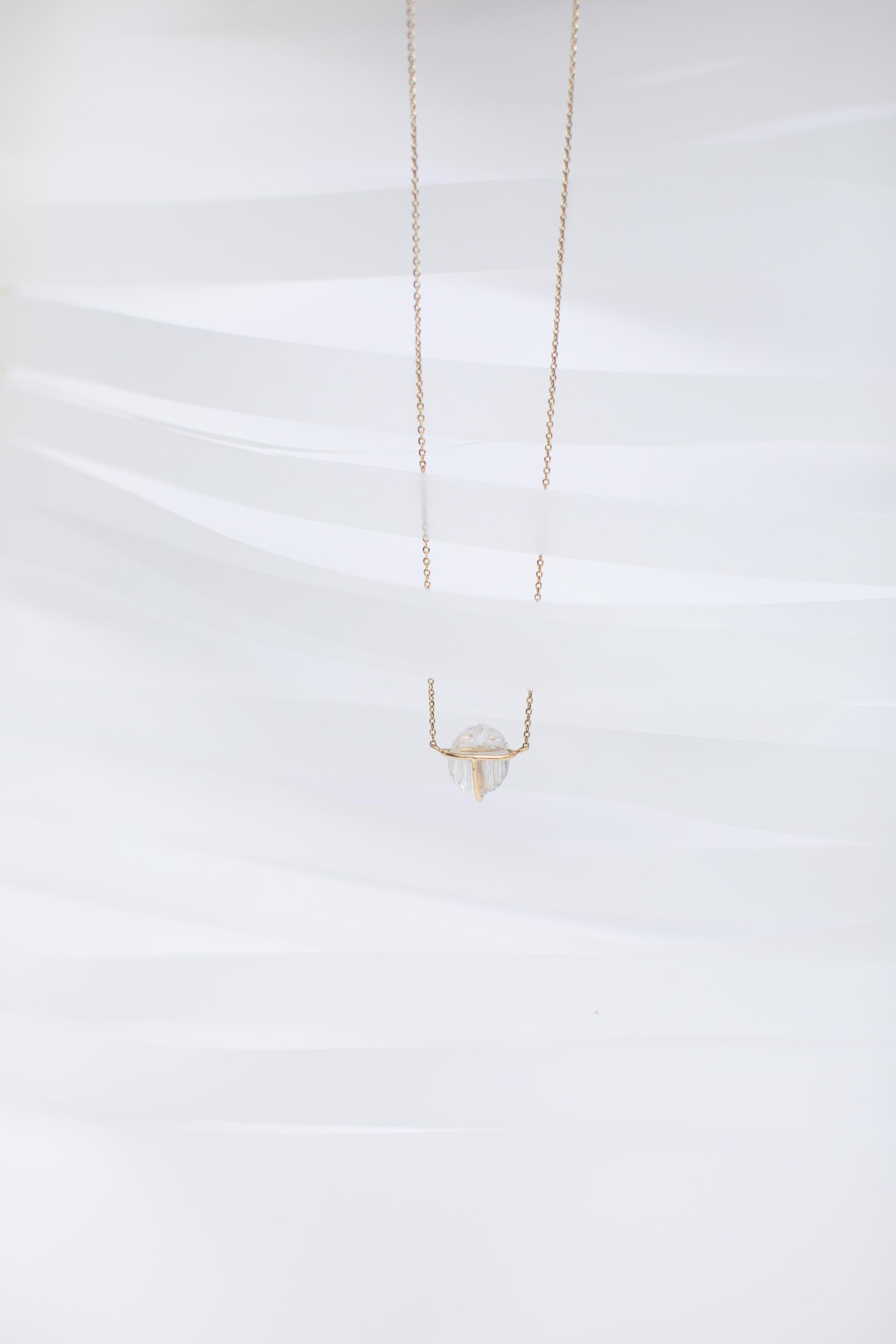 COLLAR CON ESCARABAJO DE CRISTAL DE ROCA