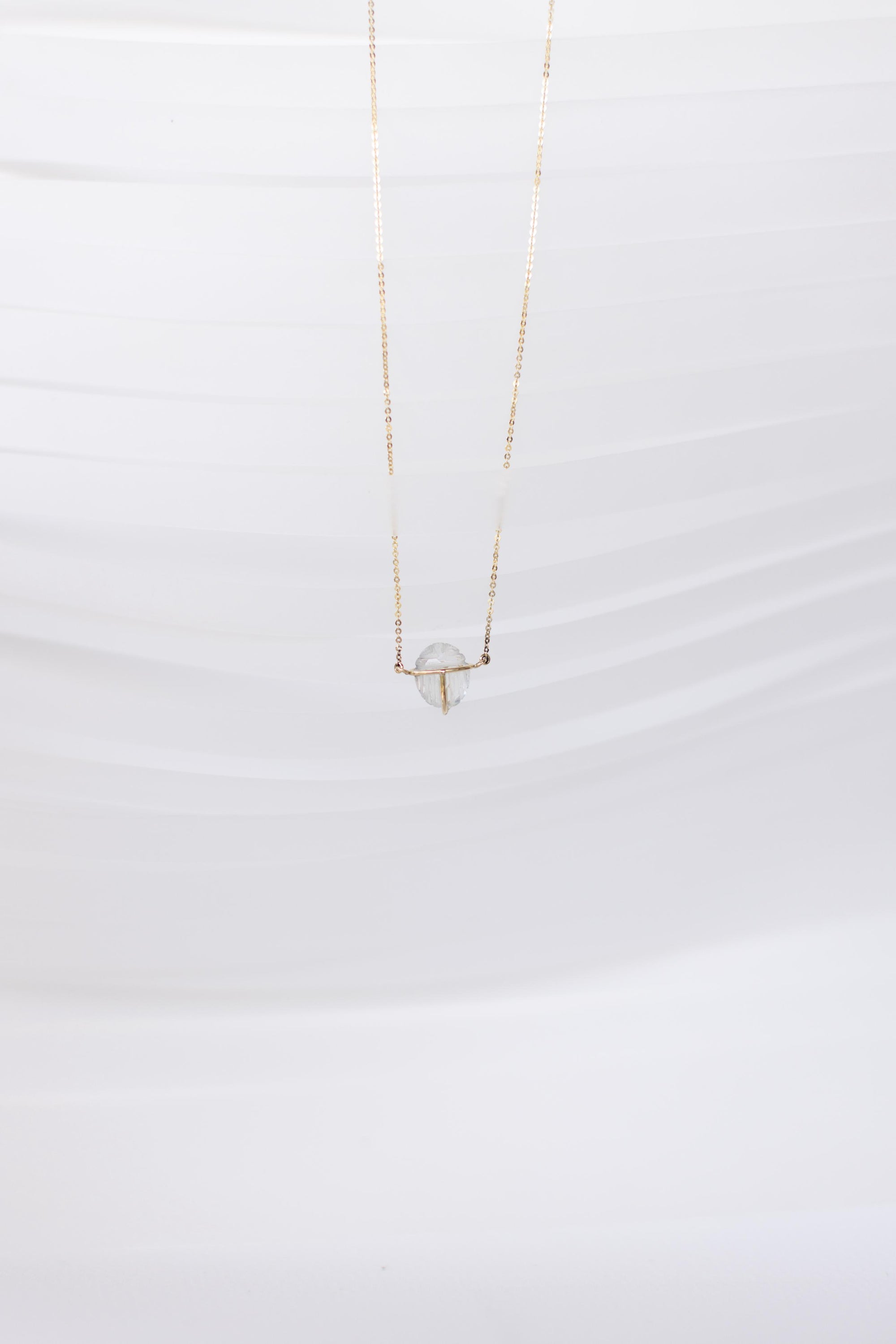 COLLAR CON ESCARABAJO DE CRISTAL DE ROCA