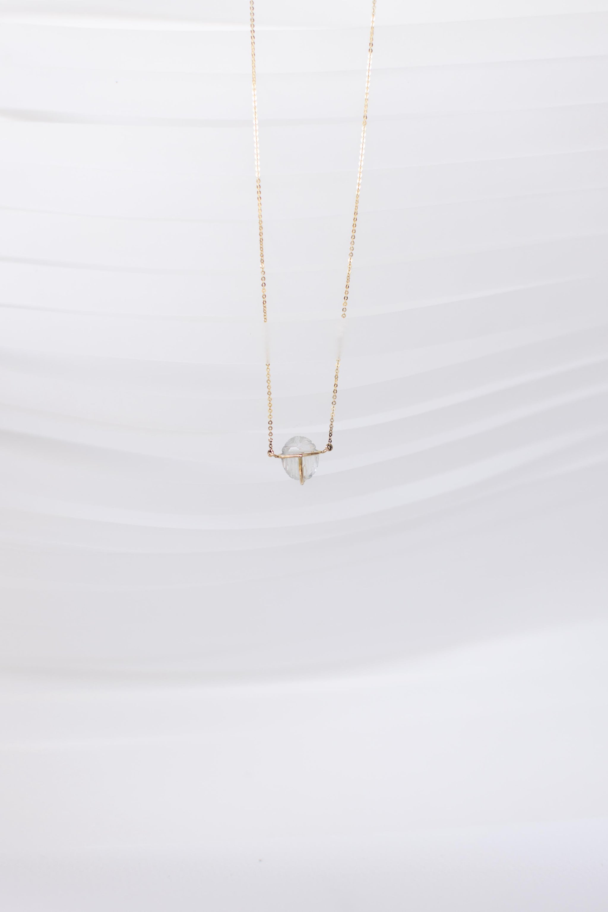 COLLAR CON ESCARABAJO DE CRISTAL DE ROCA
