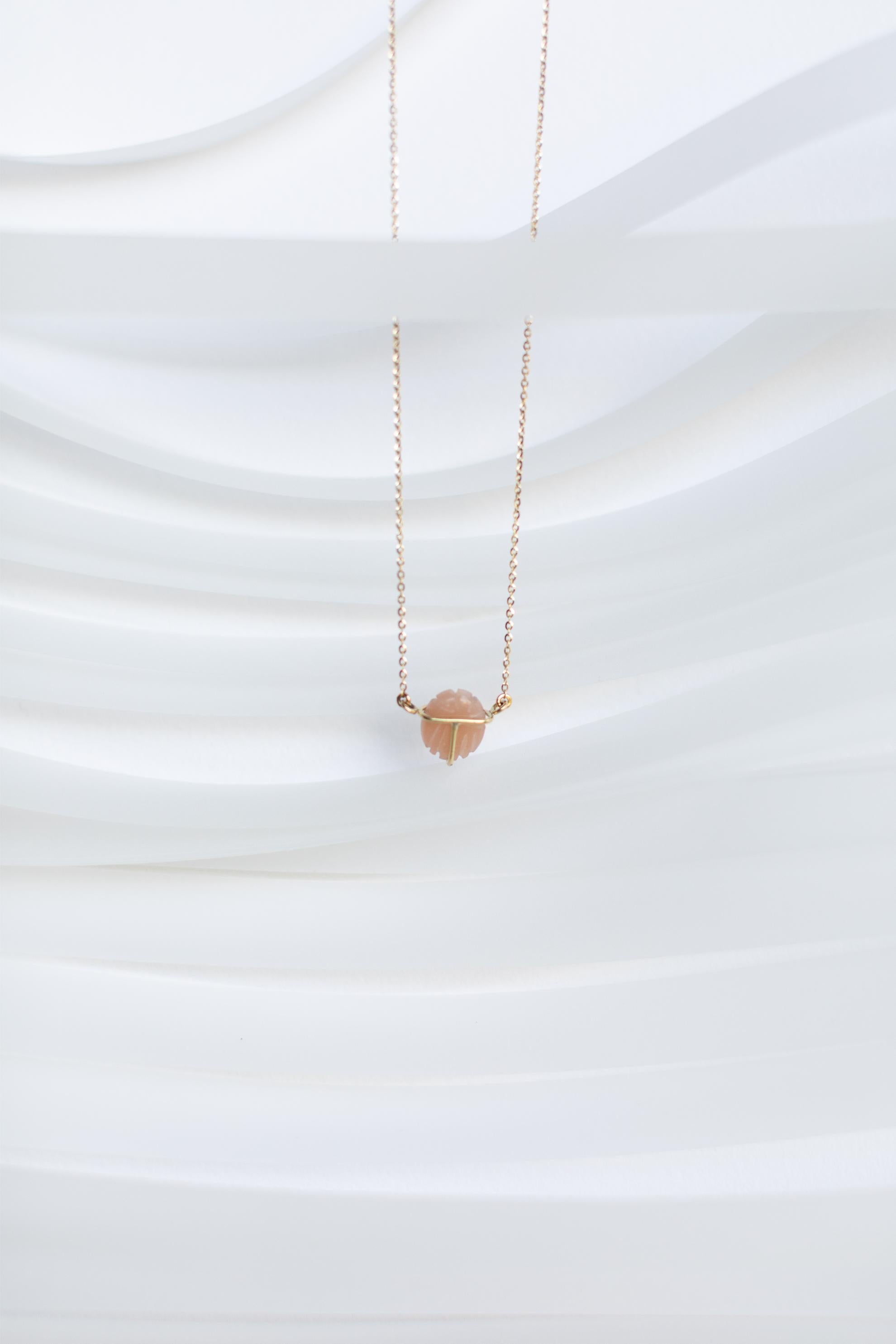 COLLAR CON ESCARABAJO DE CALCEDONIA ROSA