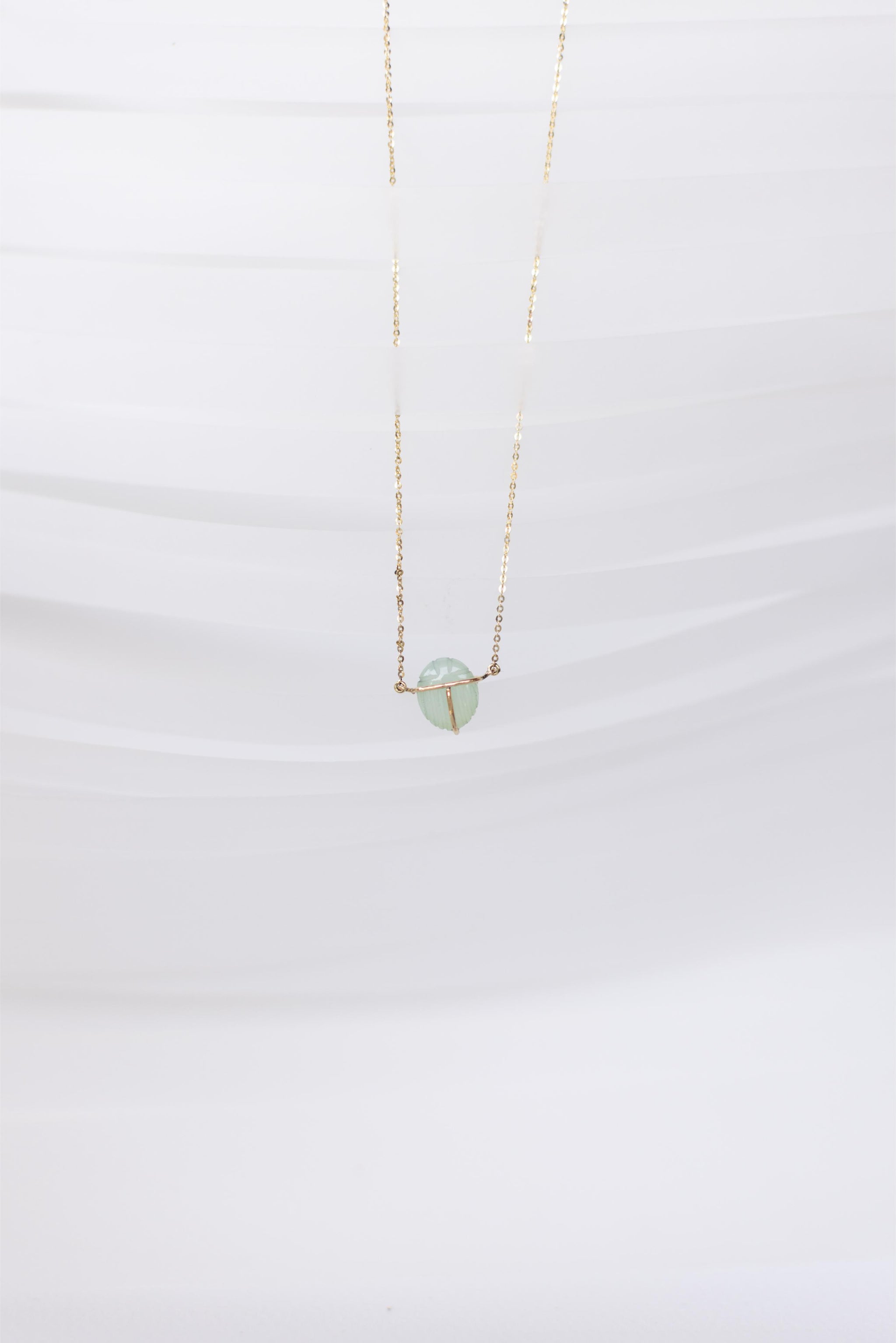 COLLAR CON ESCARABAJO DE CALCEDONIA