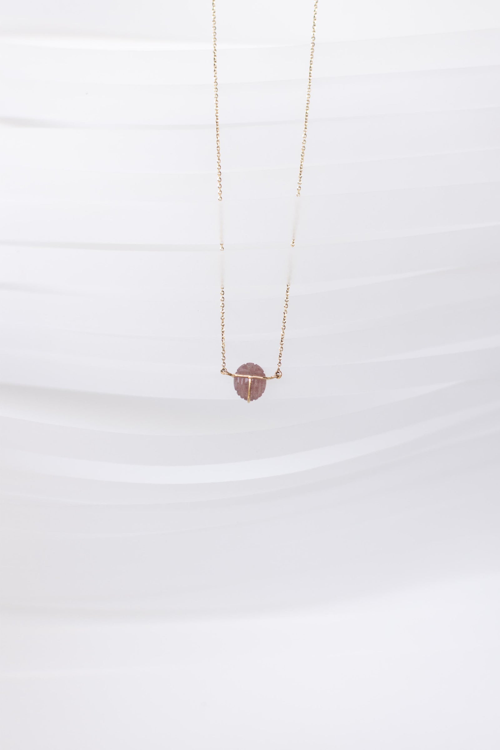 COLLAR CON ESCARABAJO DE CUARZO FRESA