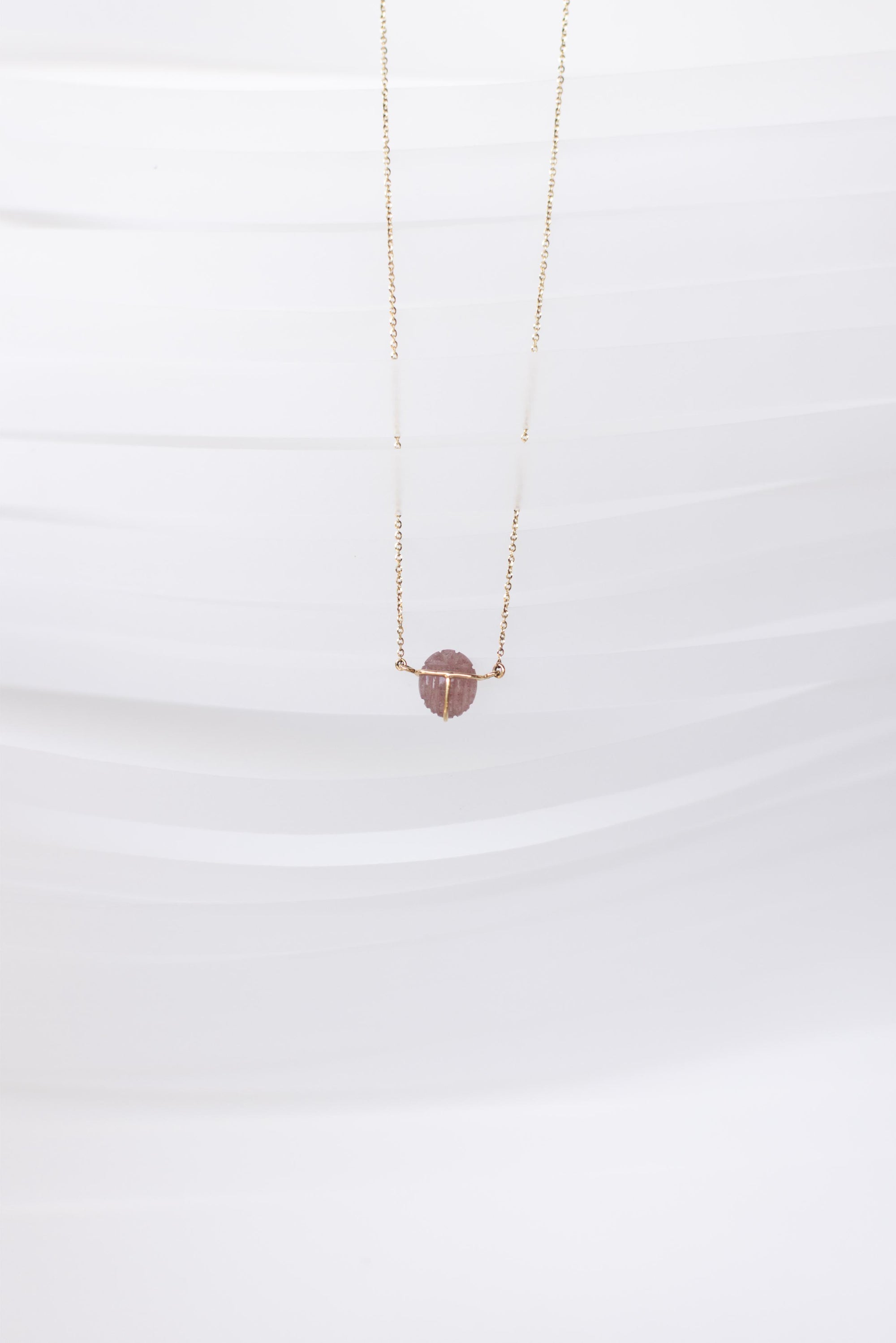 COLLAR CON ESCARABAJO DE CUARZO FRESA
