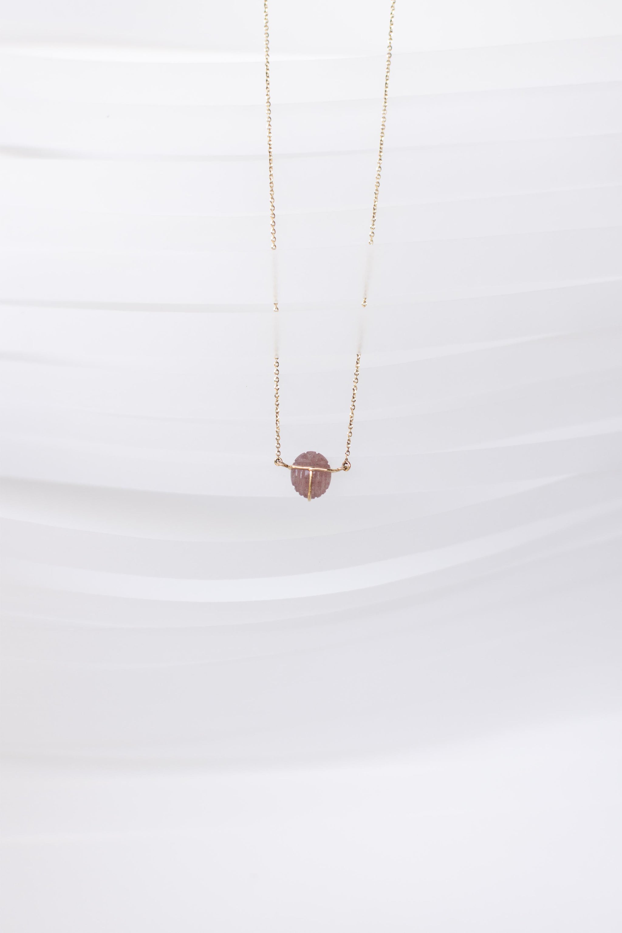 COLLAR CON ESCARABAJO DE CUARZO FRESA