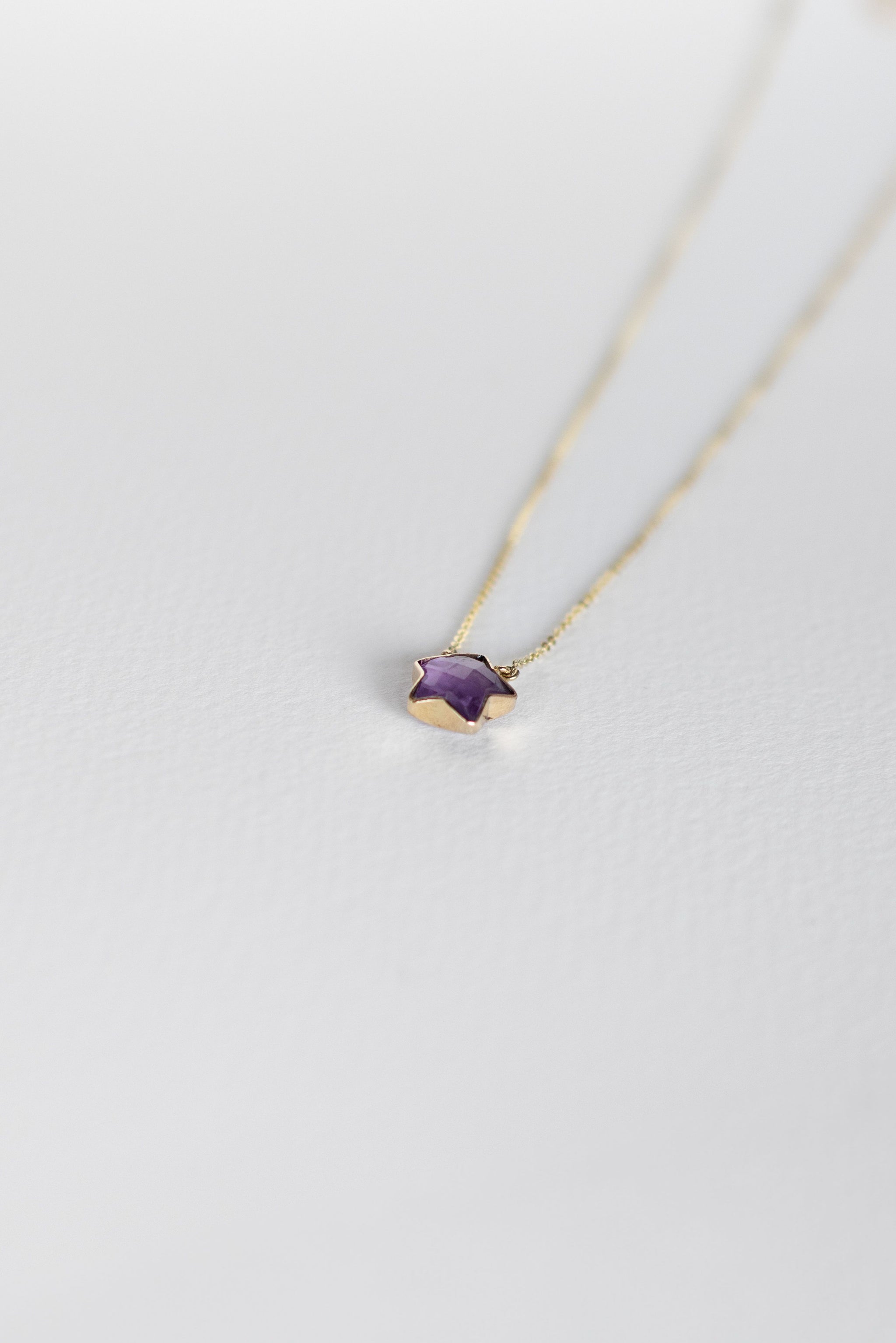 COLLAR CON ESTRELLA DE AMATISTA