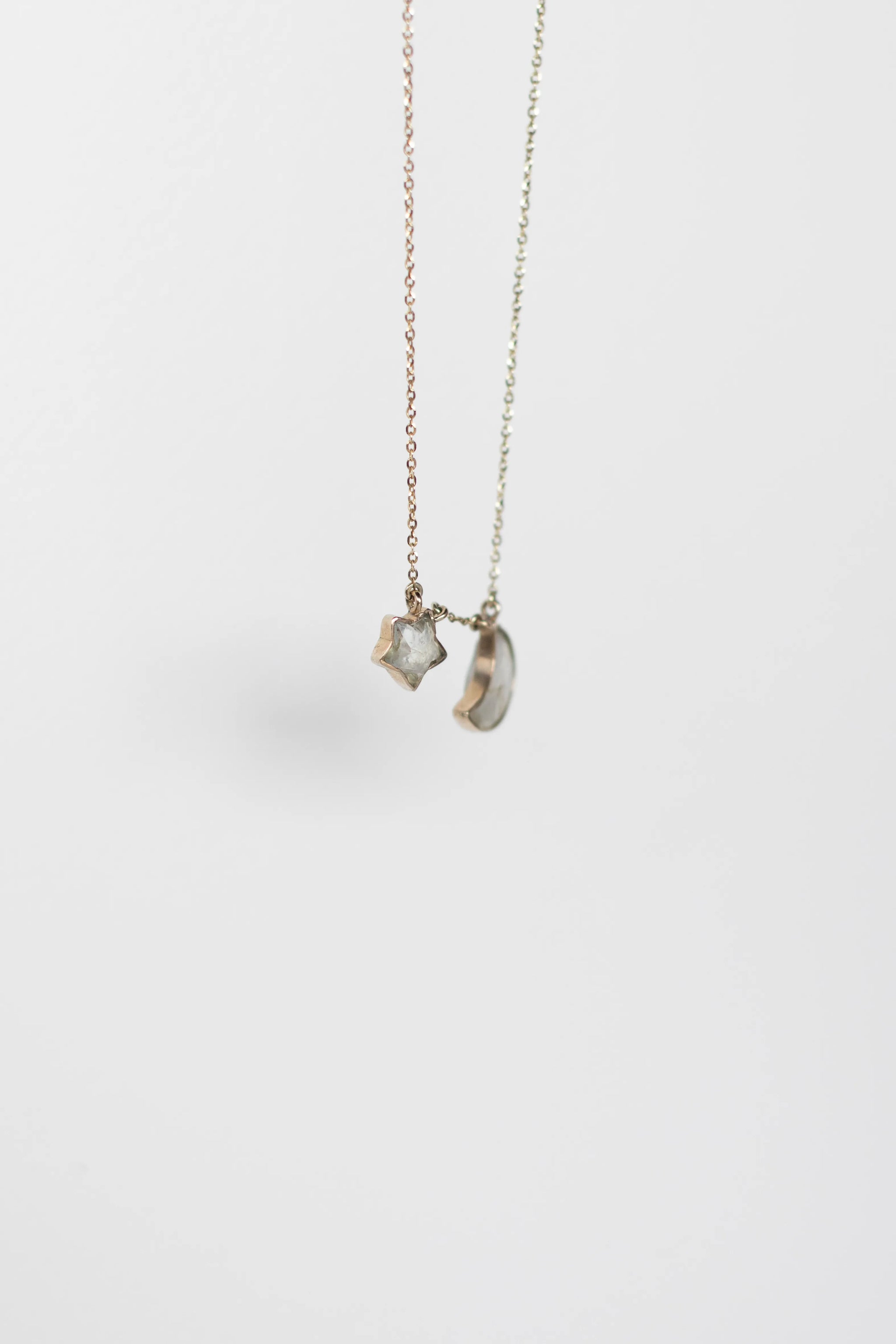 COLLAR CON LUNA Y ESTRELLA DE PIEDRA LUNA