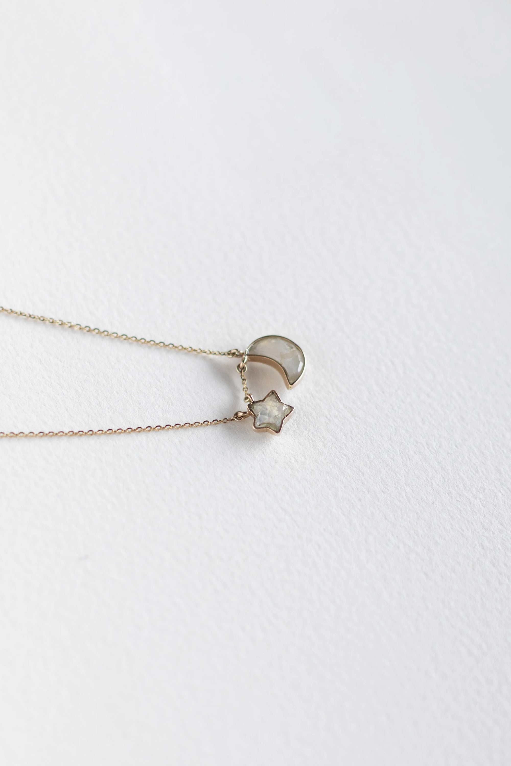 COLLAR CON LUNA Y ESTRELLA DE PIEDRA LUNA
