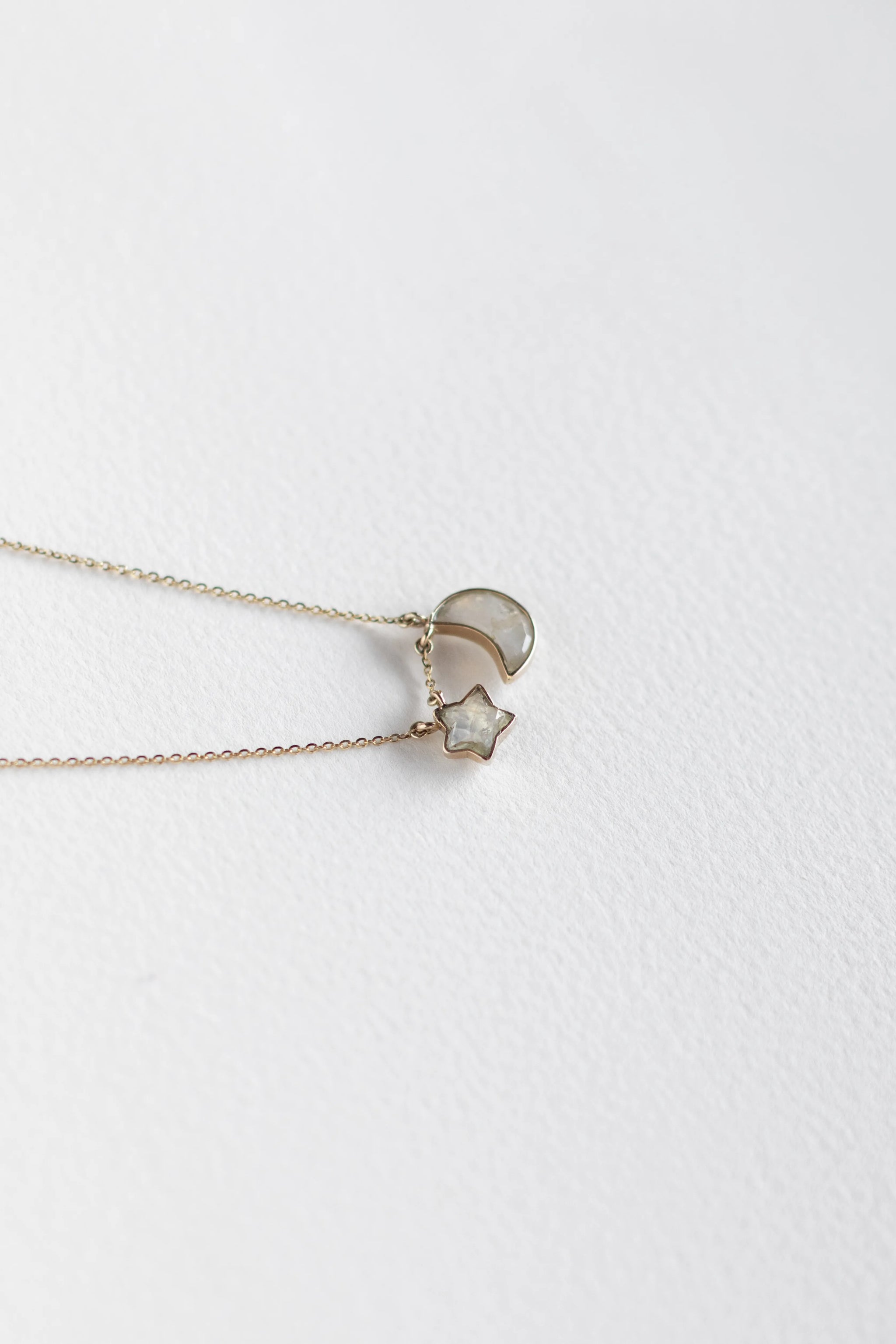 COLLAR CON LUNA Y ESTRELLA DE PIEDRA LUNA