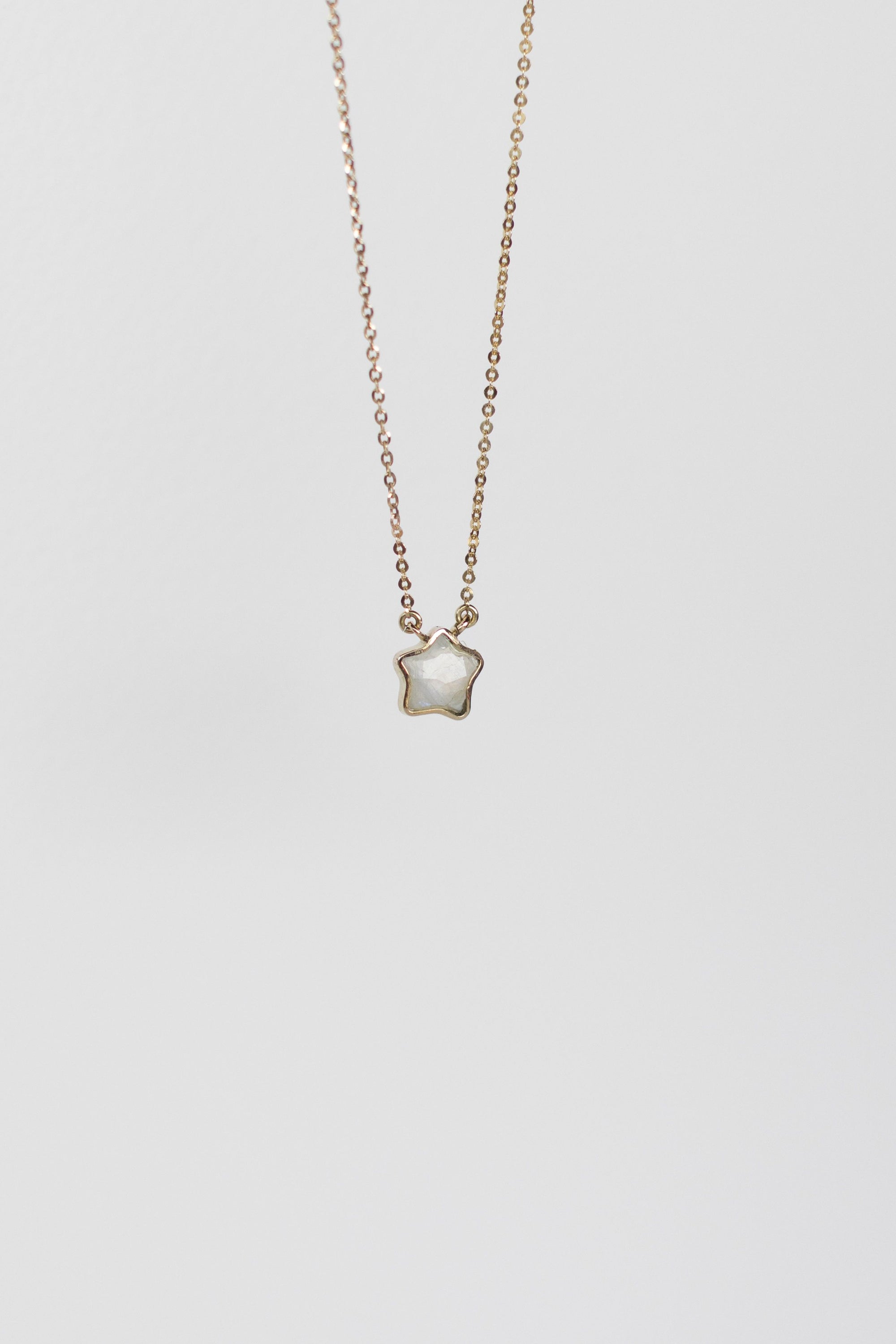 COLLAR CON ESTRELLA DE PIEDRA LUNA