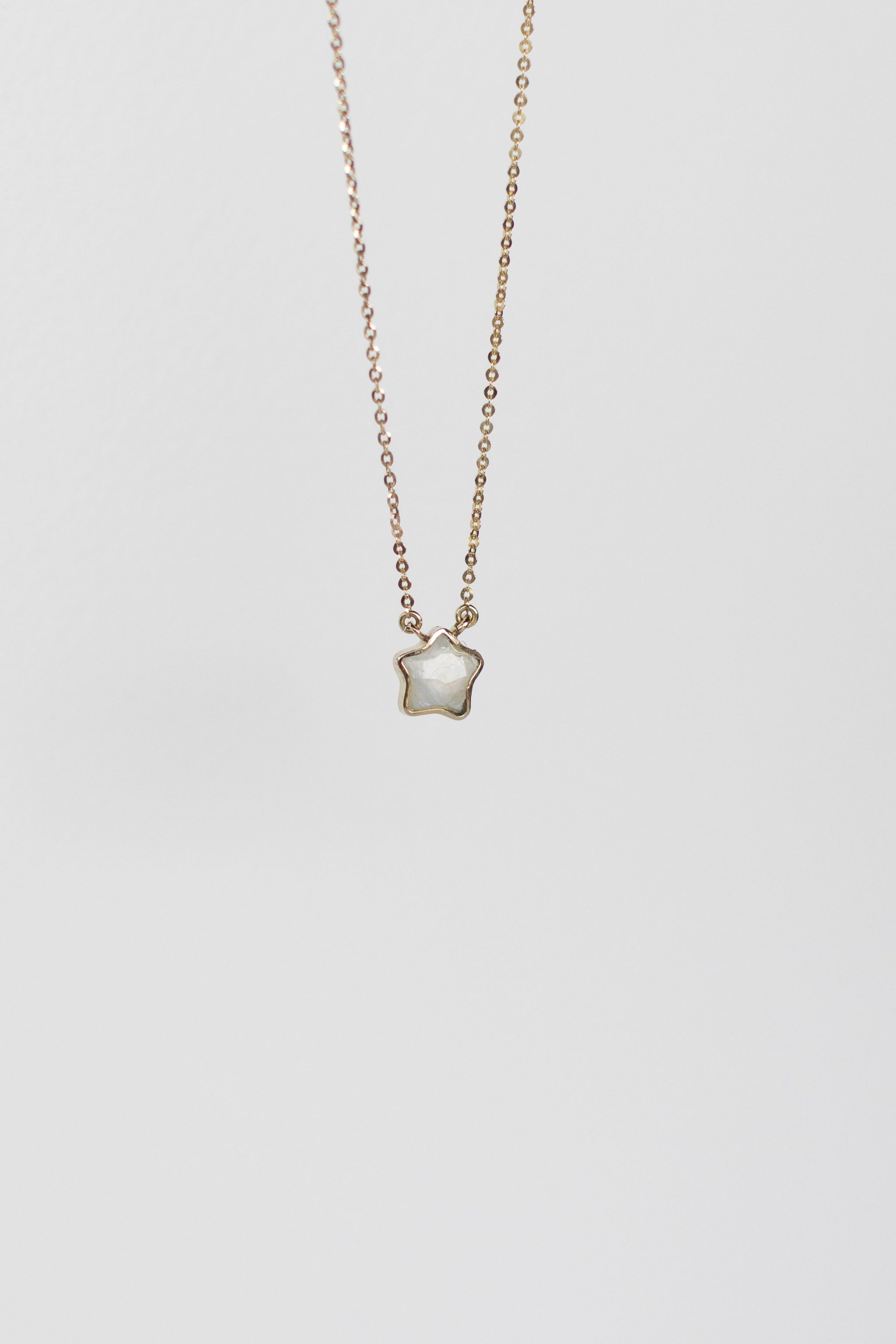 COLLAR CON ESTRELLA DE PIEDRA LUNA