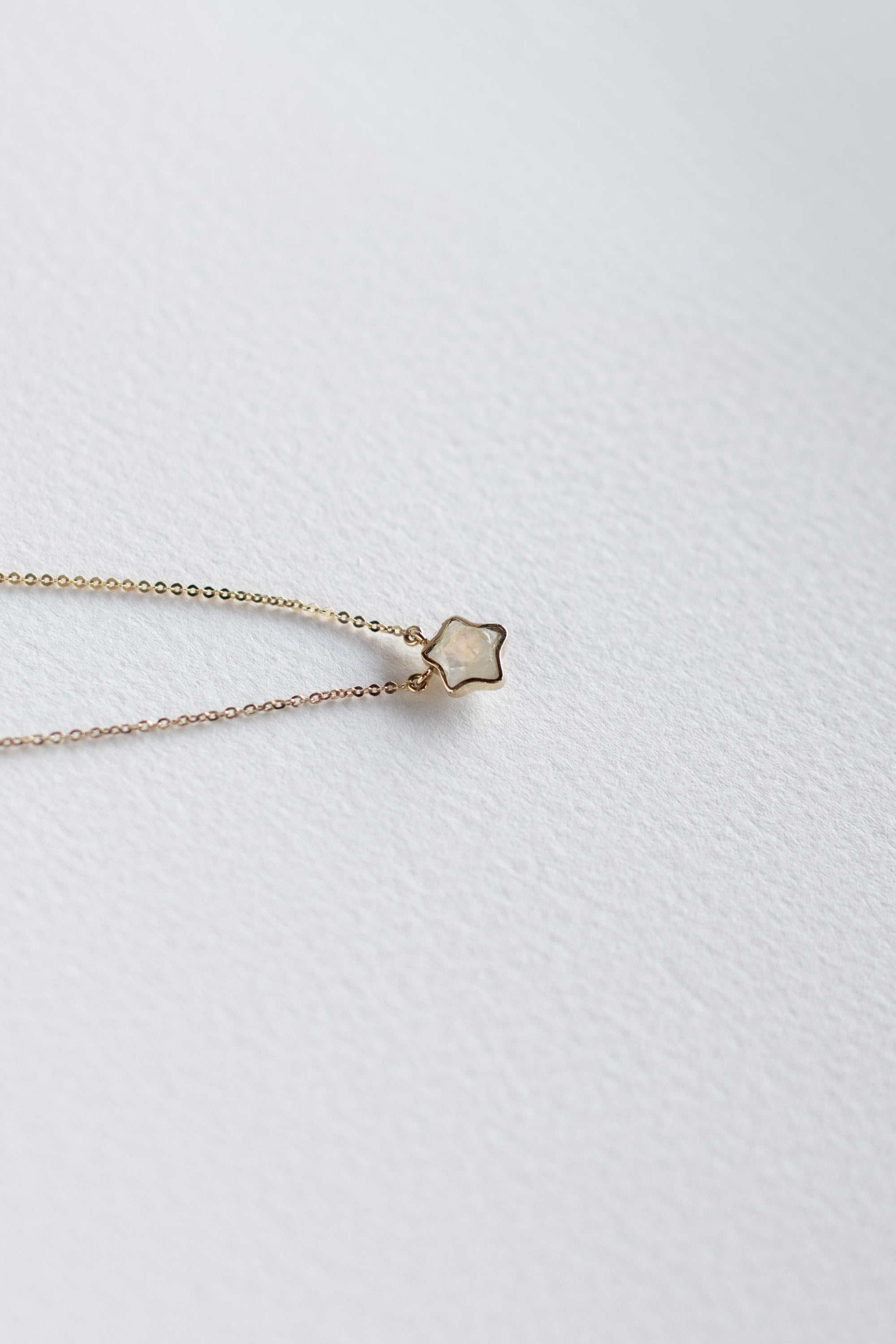 COLLAR CON ESTRELLA DE PIEDRA LUNA