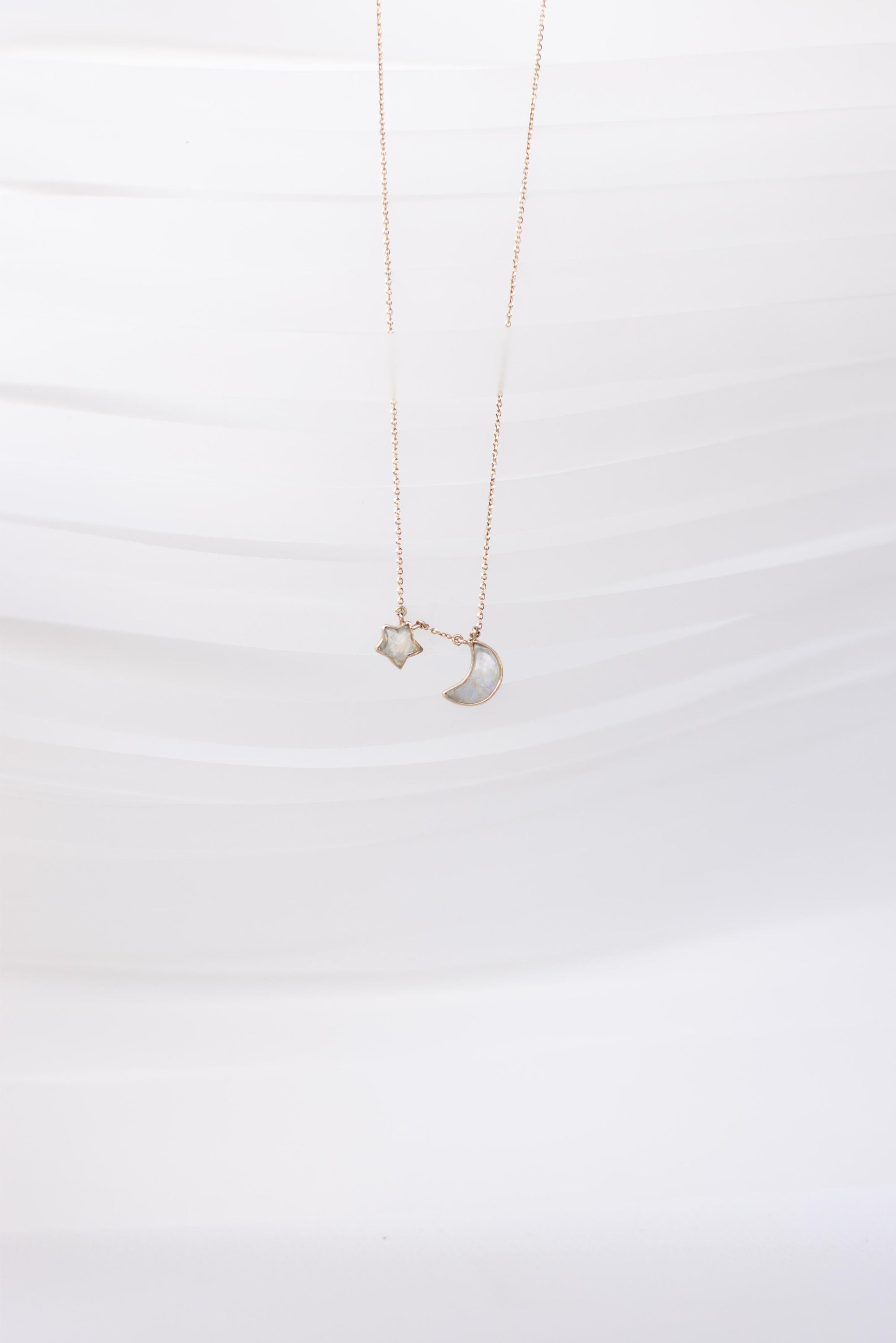 COLLAR CON LUNA Y ESTRELLA DE PIEDRA LUNA