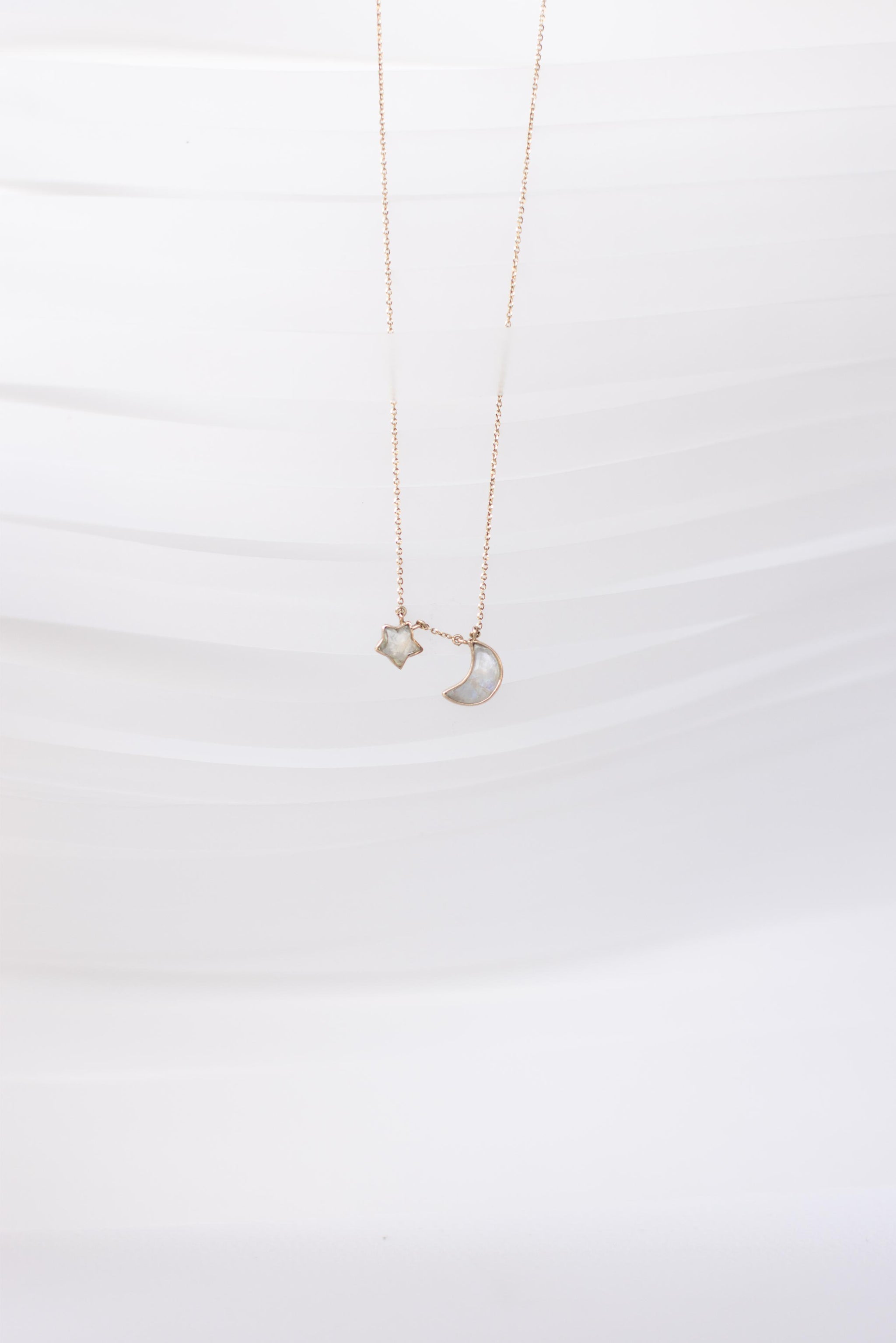 COLLAR CON LUNA Y ESTRELLA DE PIEDRA LUNA