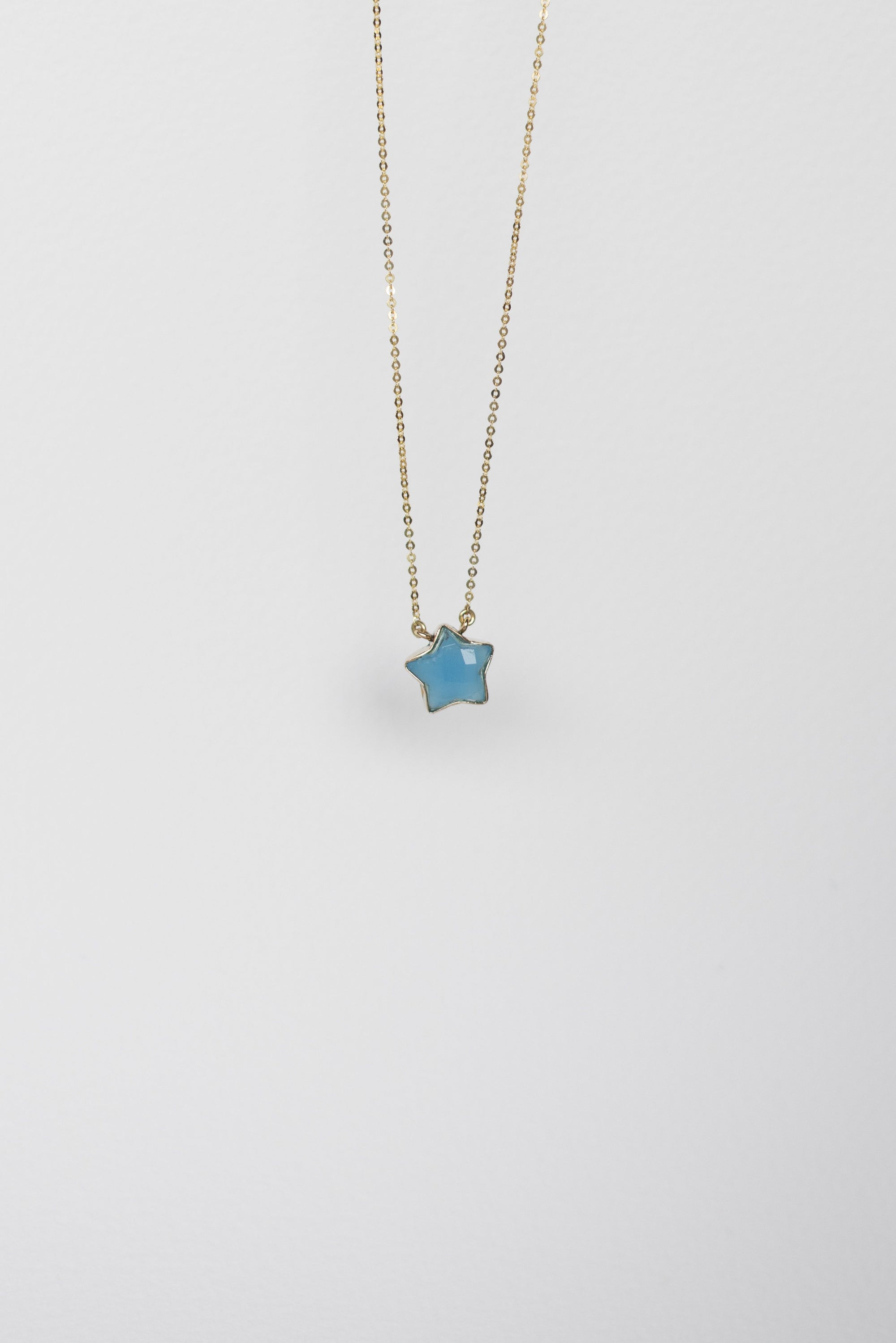 COLLAR CON ESTRELLA DE CALCEDONIA AZUL