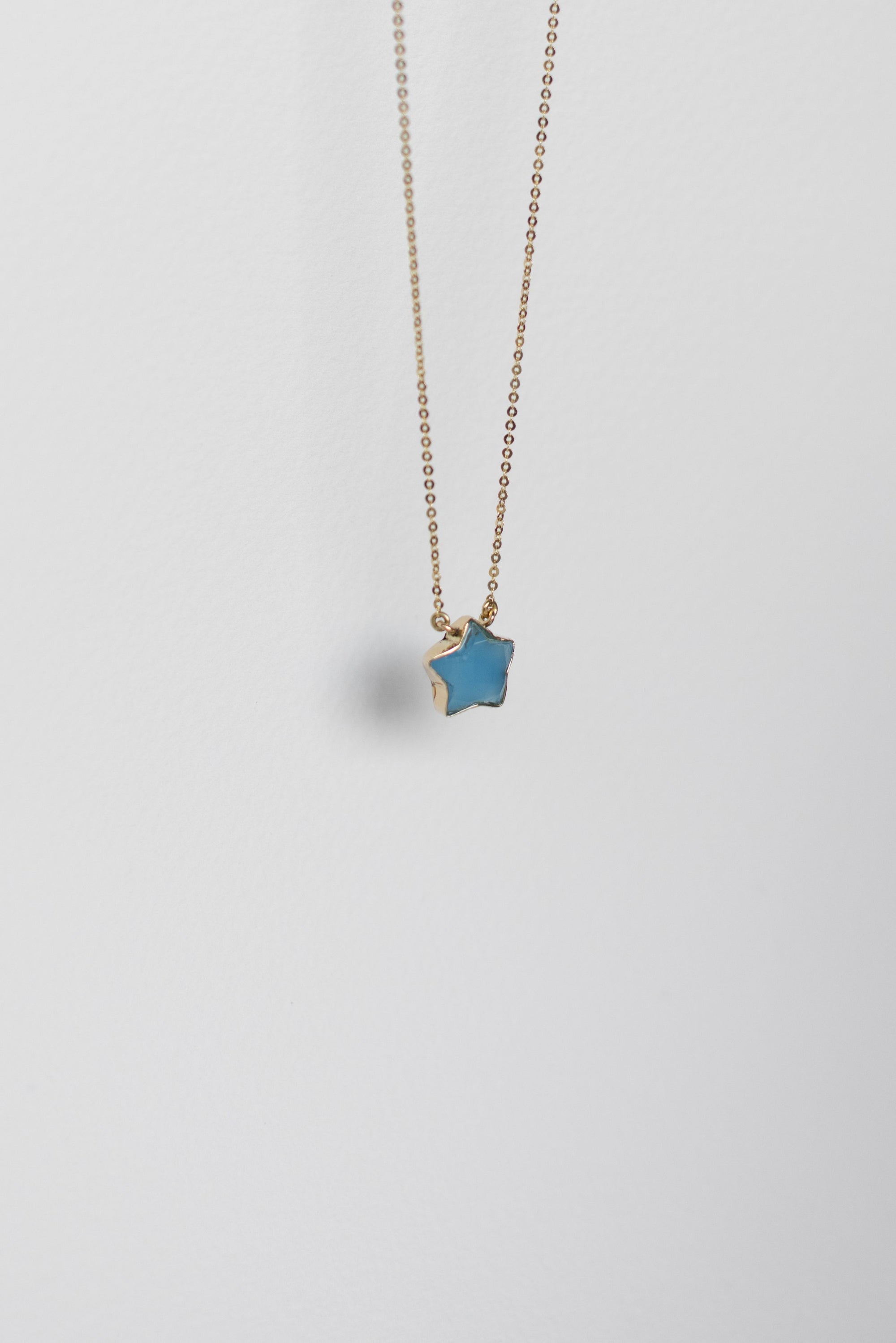 COLLAR CON ESTRELLA DE CALCEDONIA AZUL