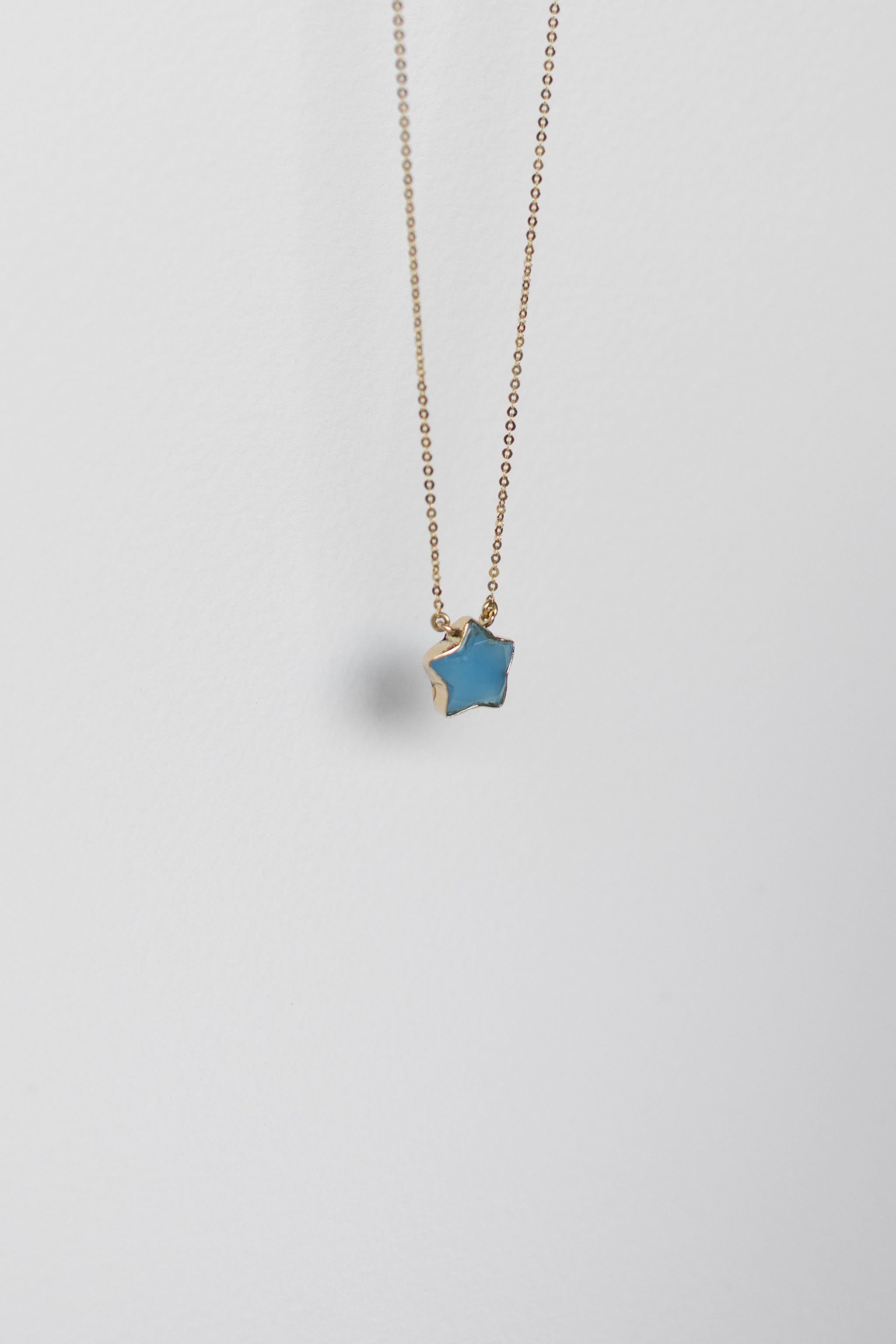 COLLAR CON ESTRELLA DE CALCEDONIA AZUL