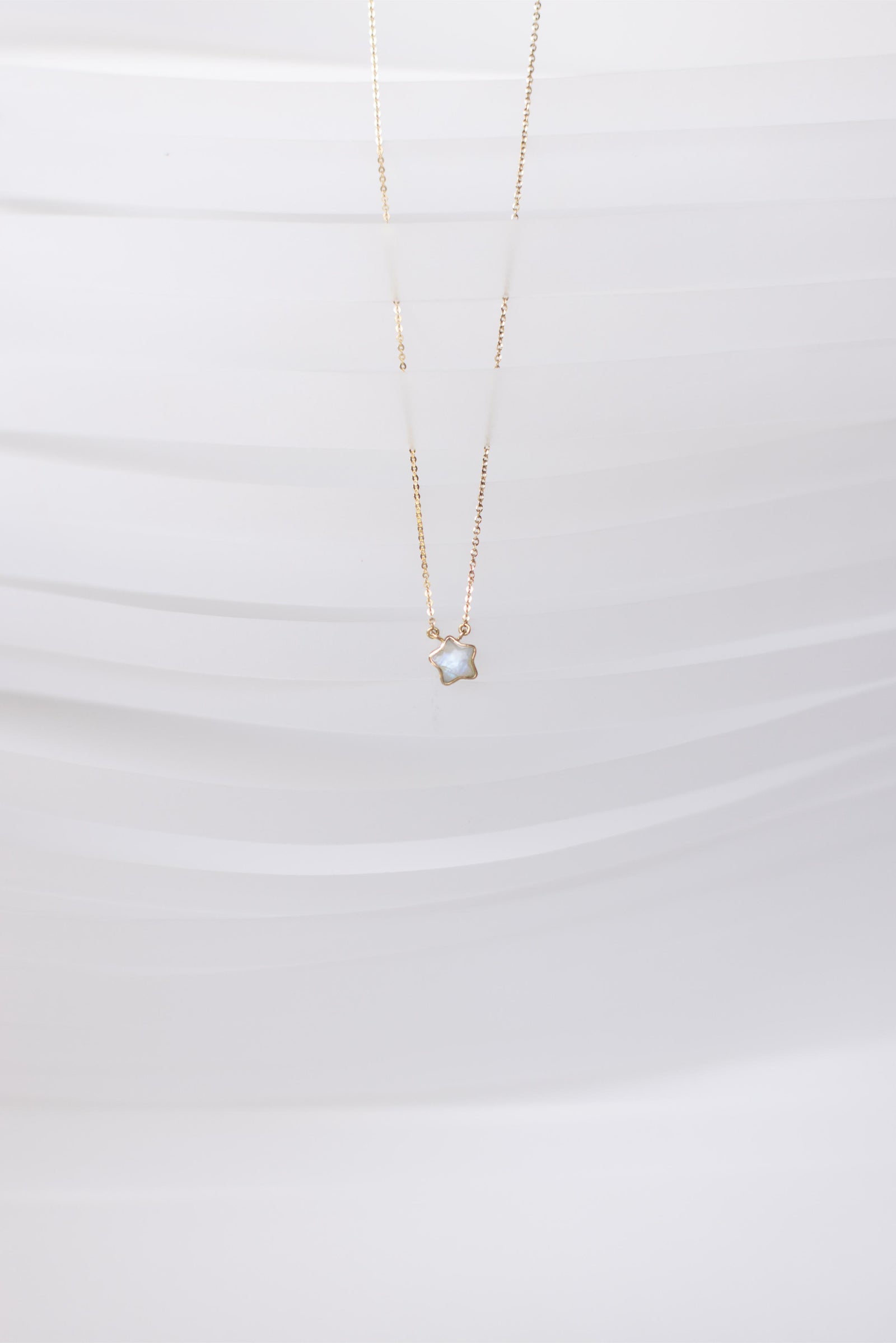 COLLAR CON ESTRELLA DE PIEDRA LUNA