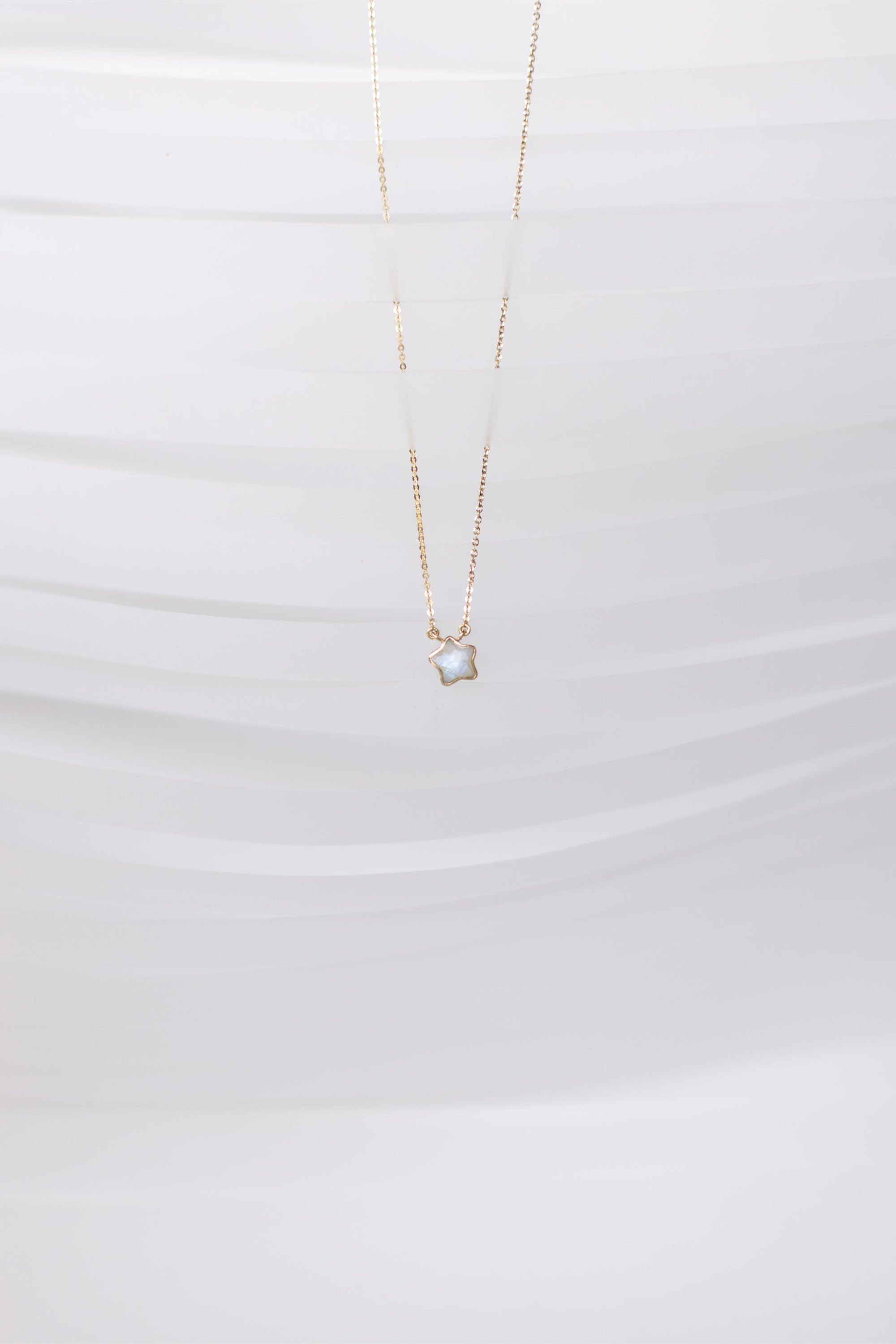 COLLAR CON ESTRELLA DE PIEDRA LUNA