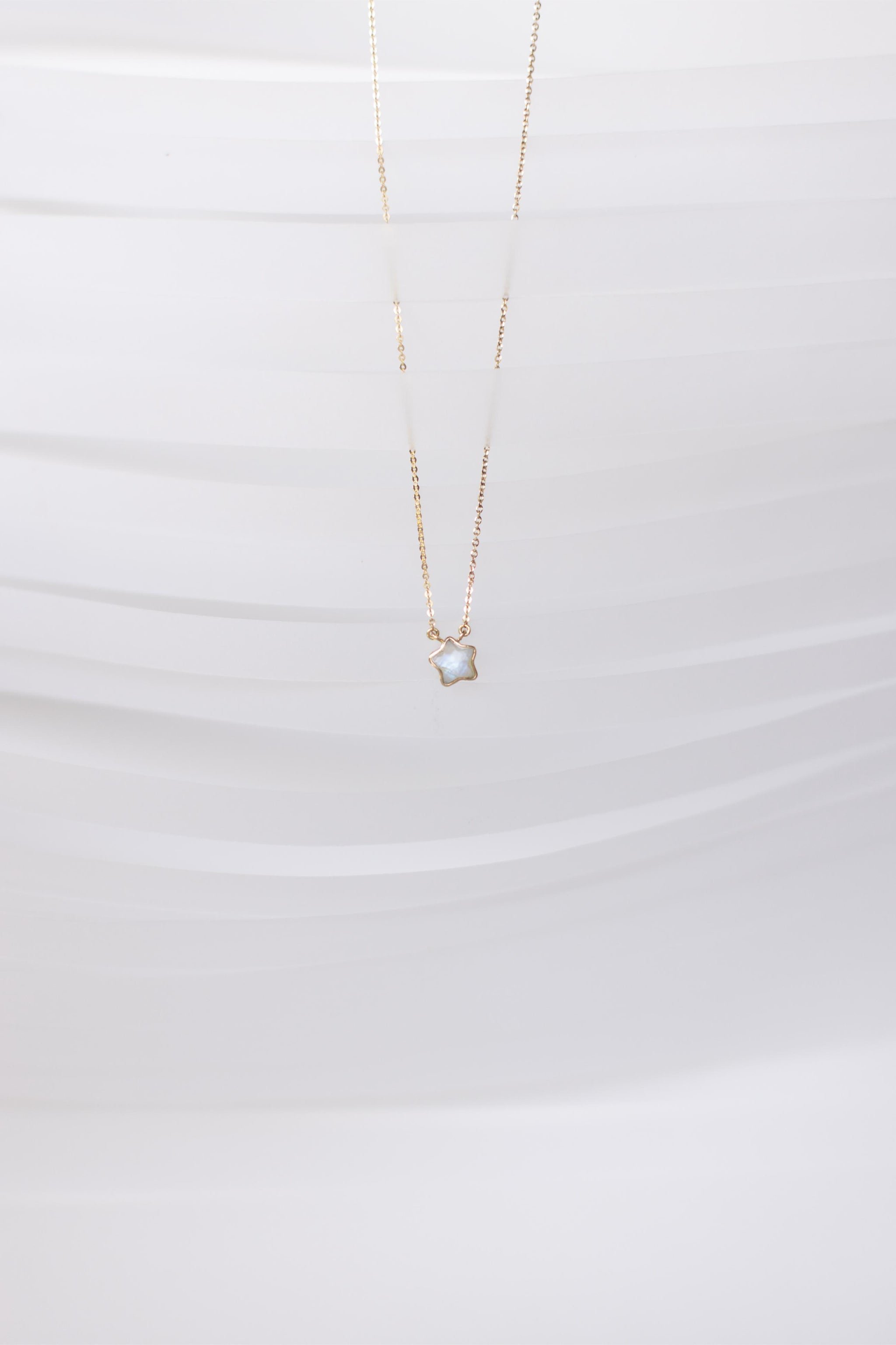 COLLAR CON ESTRELLA DE PIEDRA LUNA