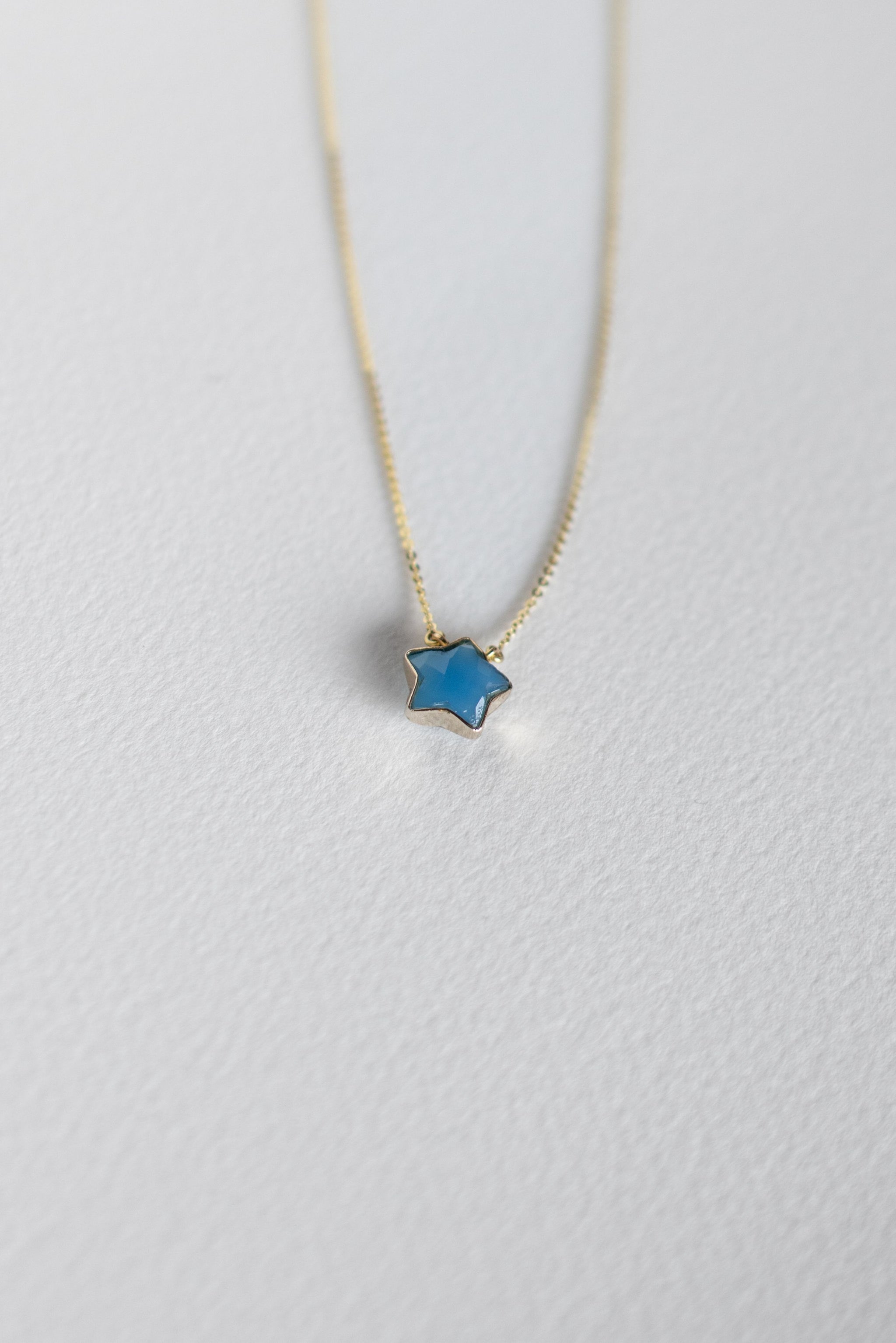 COLLAR CON ESTRELLA DE CALCEDONIA AZUL