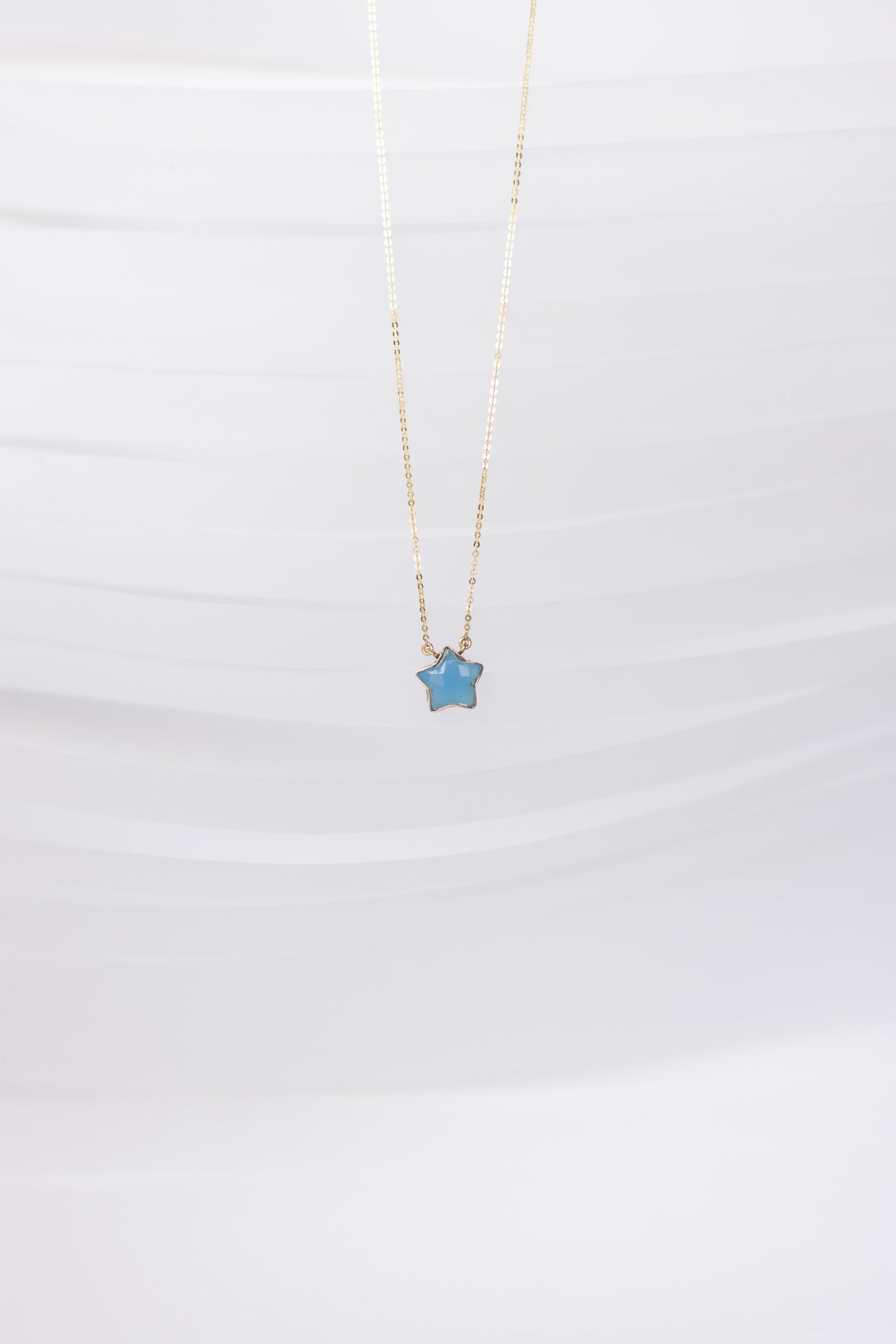 COLLAR CON ESTRELLA DE CALCEDONIA AZUL