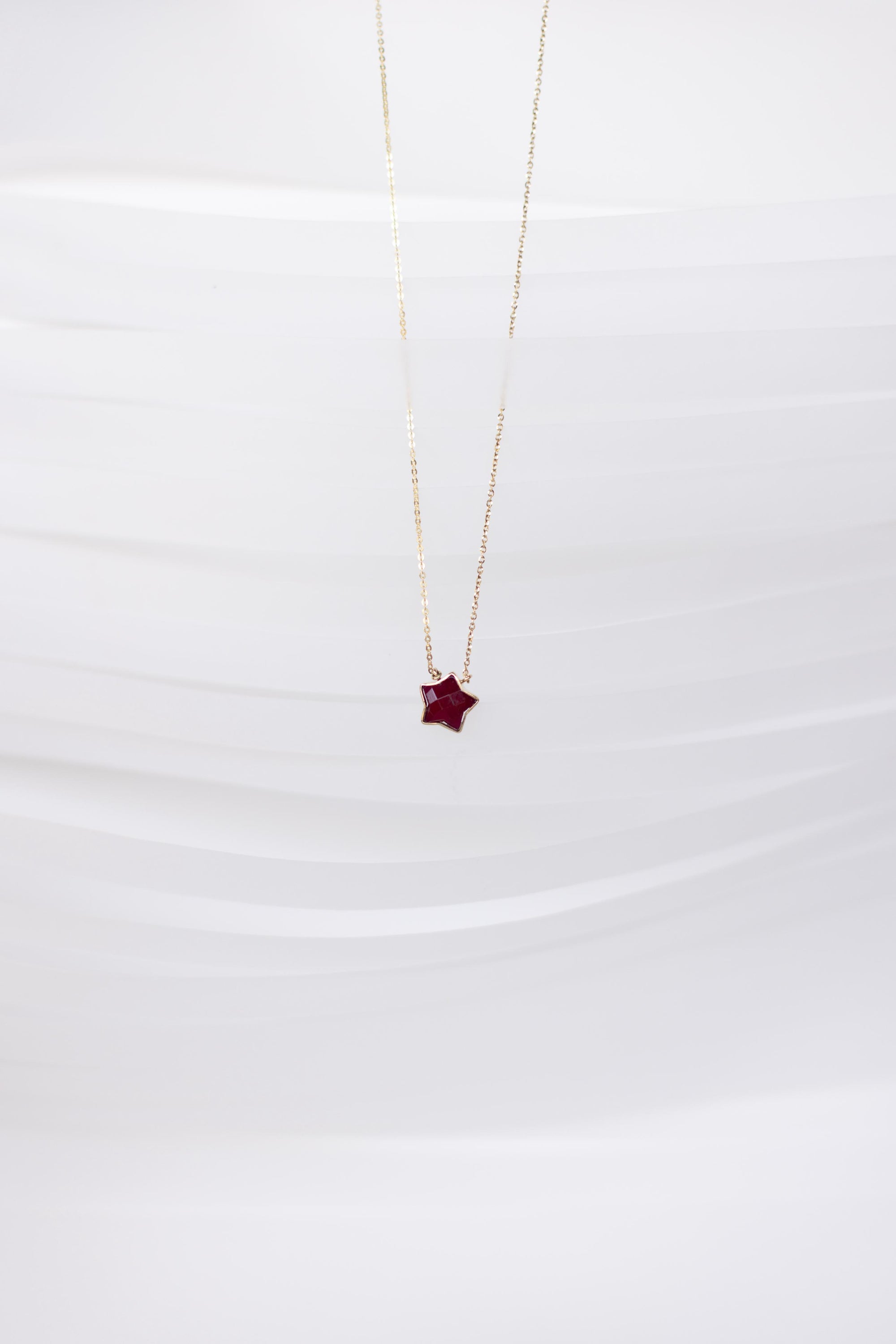 COLLAR CON ESTRELLA DE RUBÍ