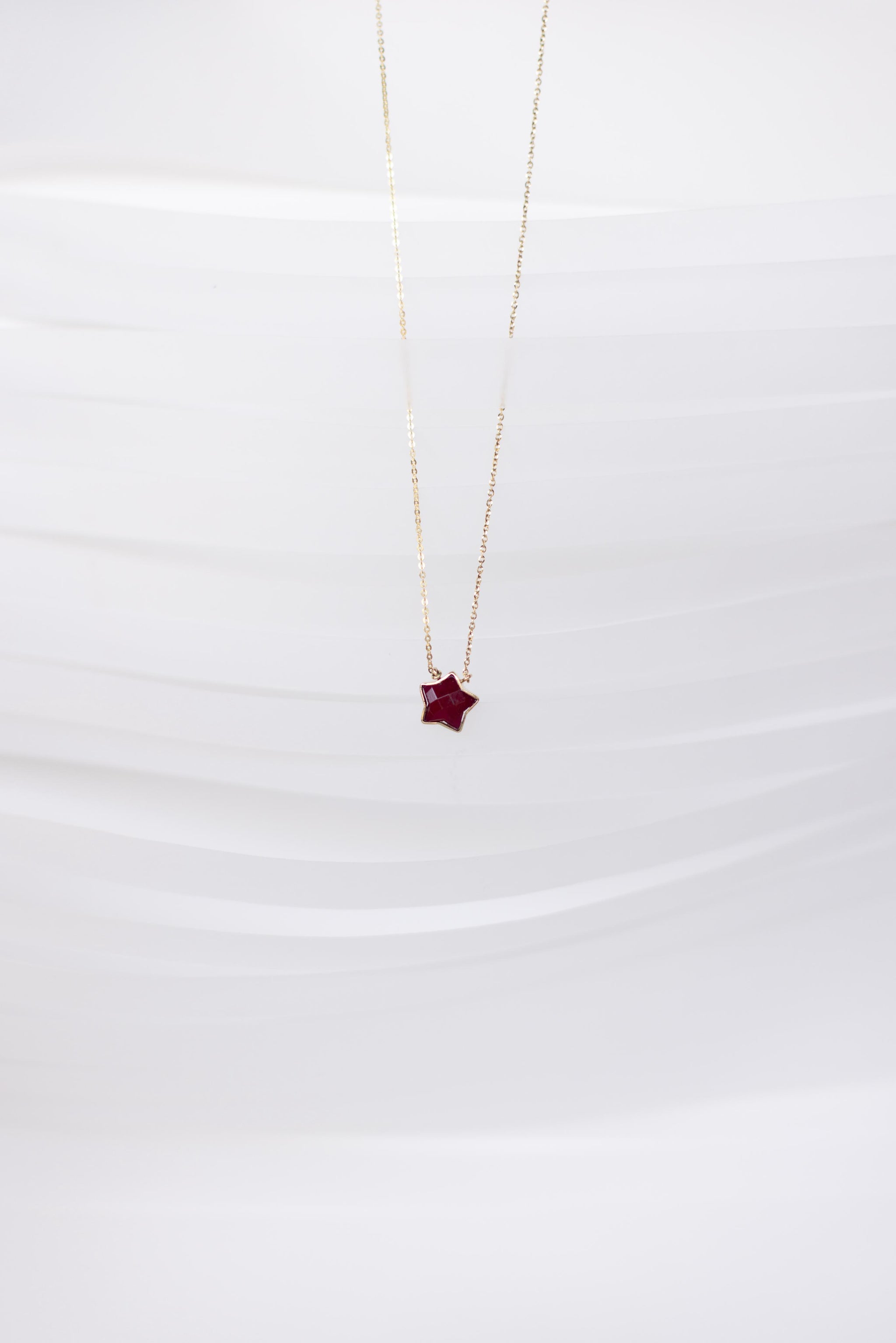 COLLAR CON ESTRELLA DE RUBÍ