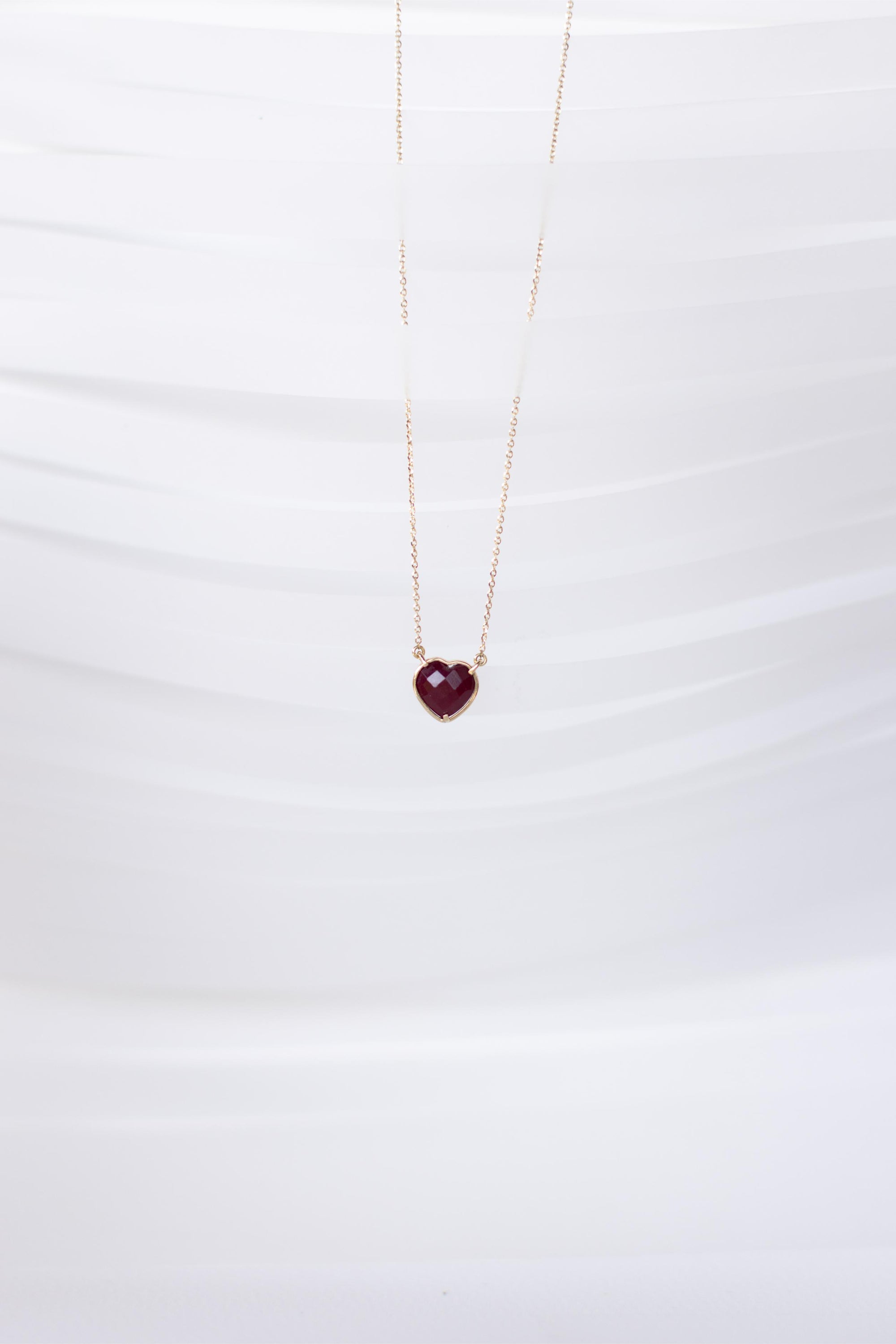 COLLAR CON CORAZÓN DE GRANATE