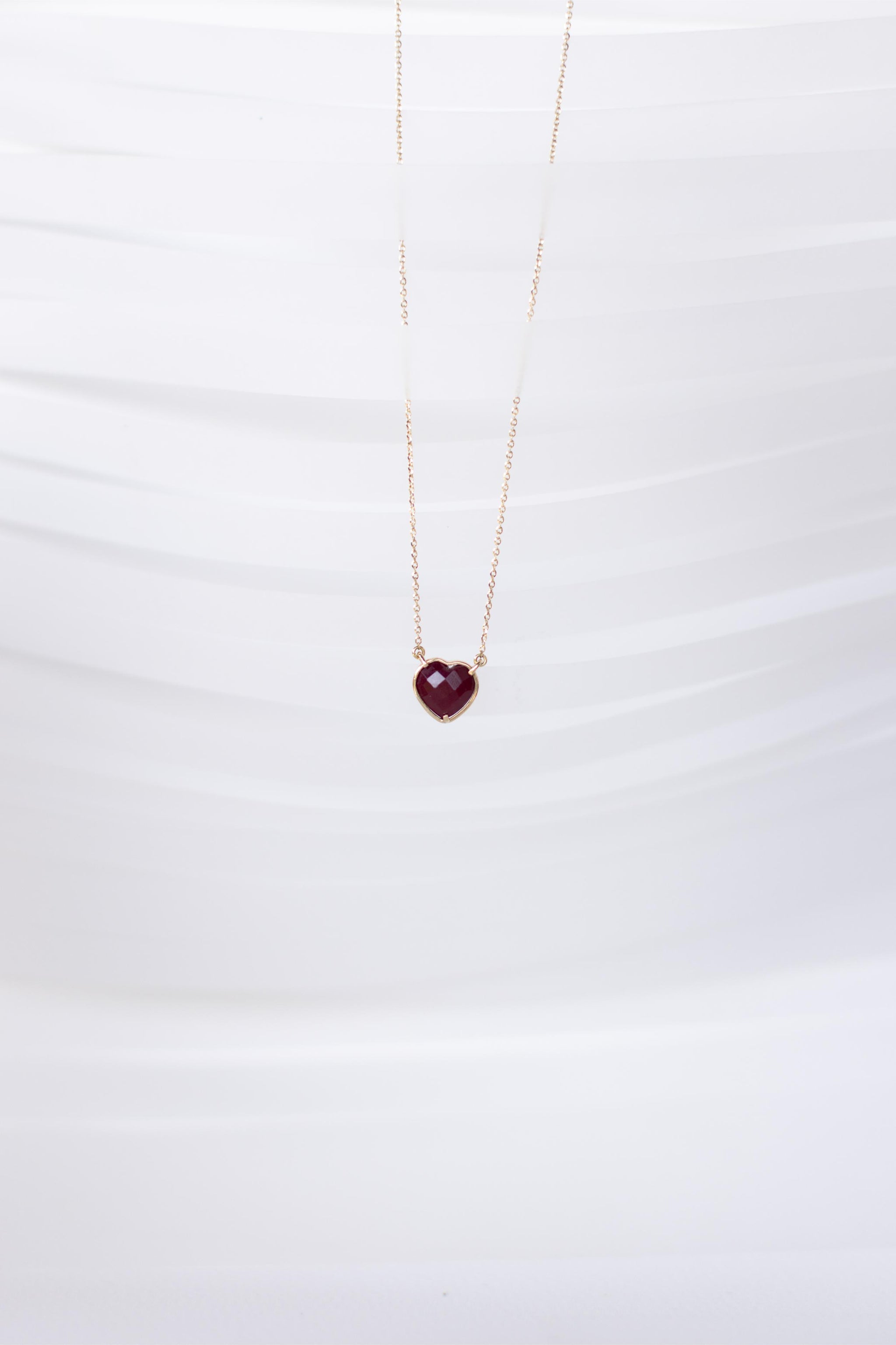 COLLAR CON CORAZÓN DE GRANATE