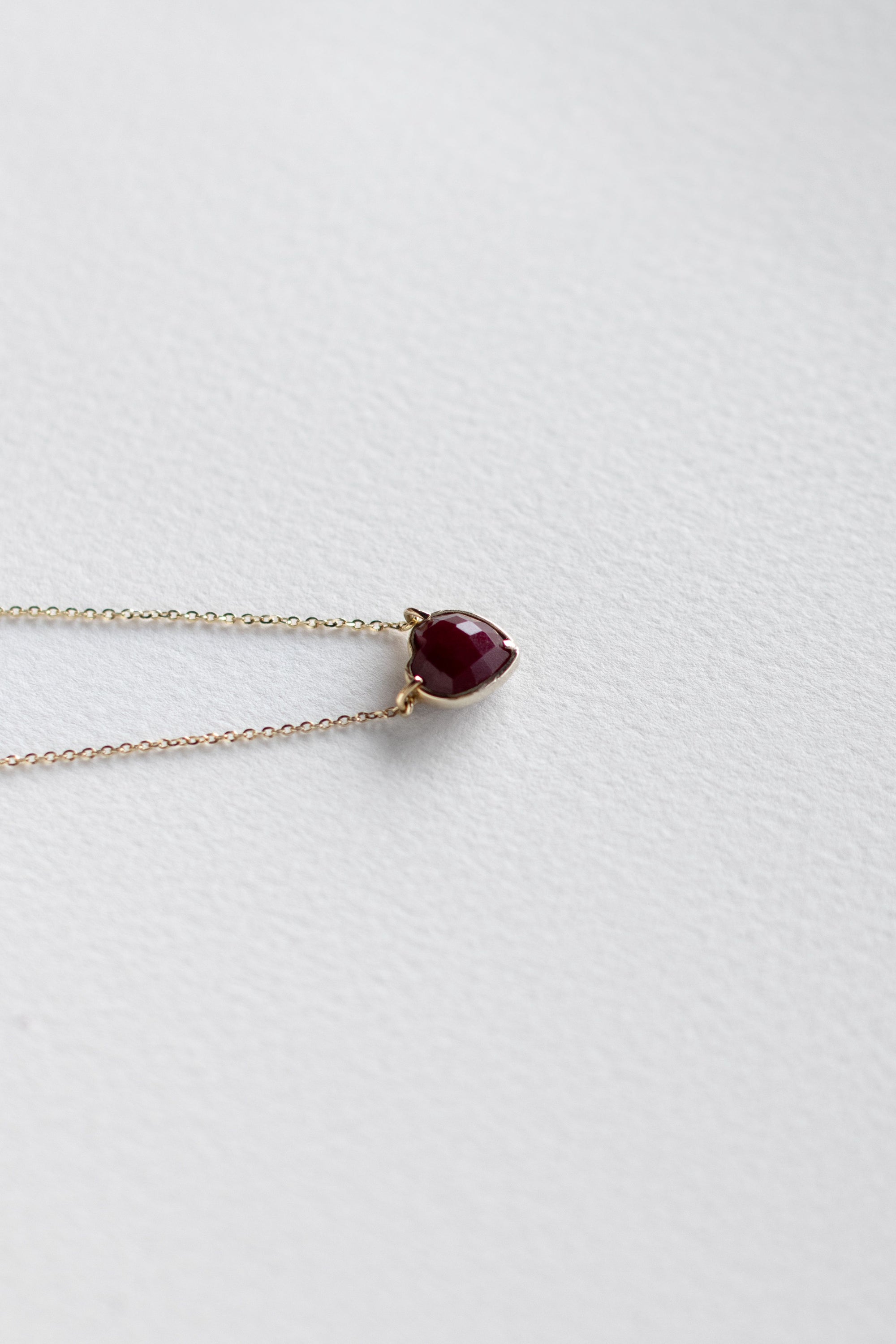COLLAR CON CORAZÓN DE GRANATE