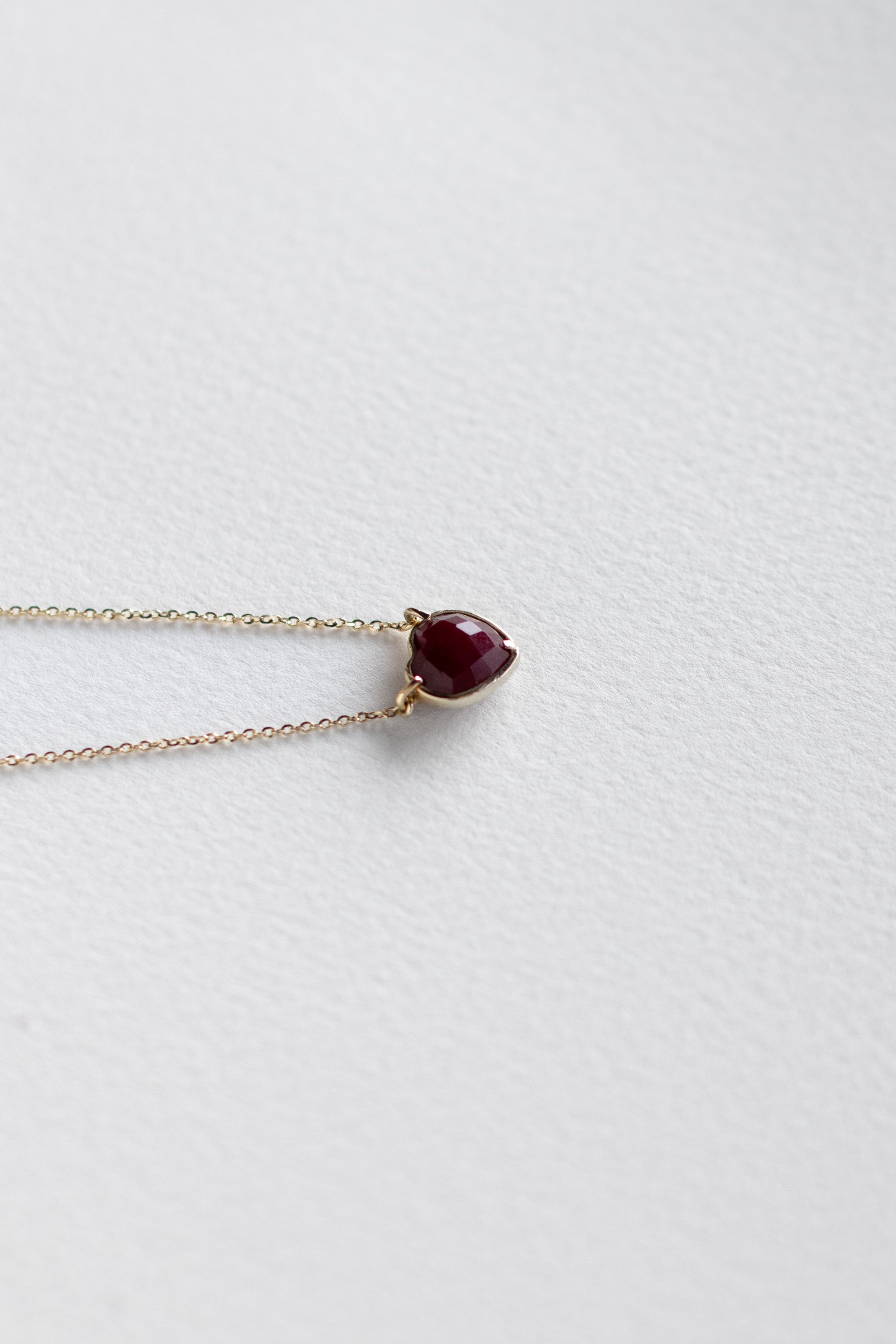 COLLAR CON CORAZÓN DE GRANATE