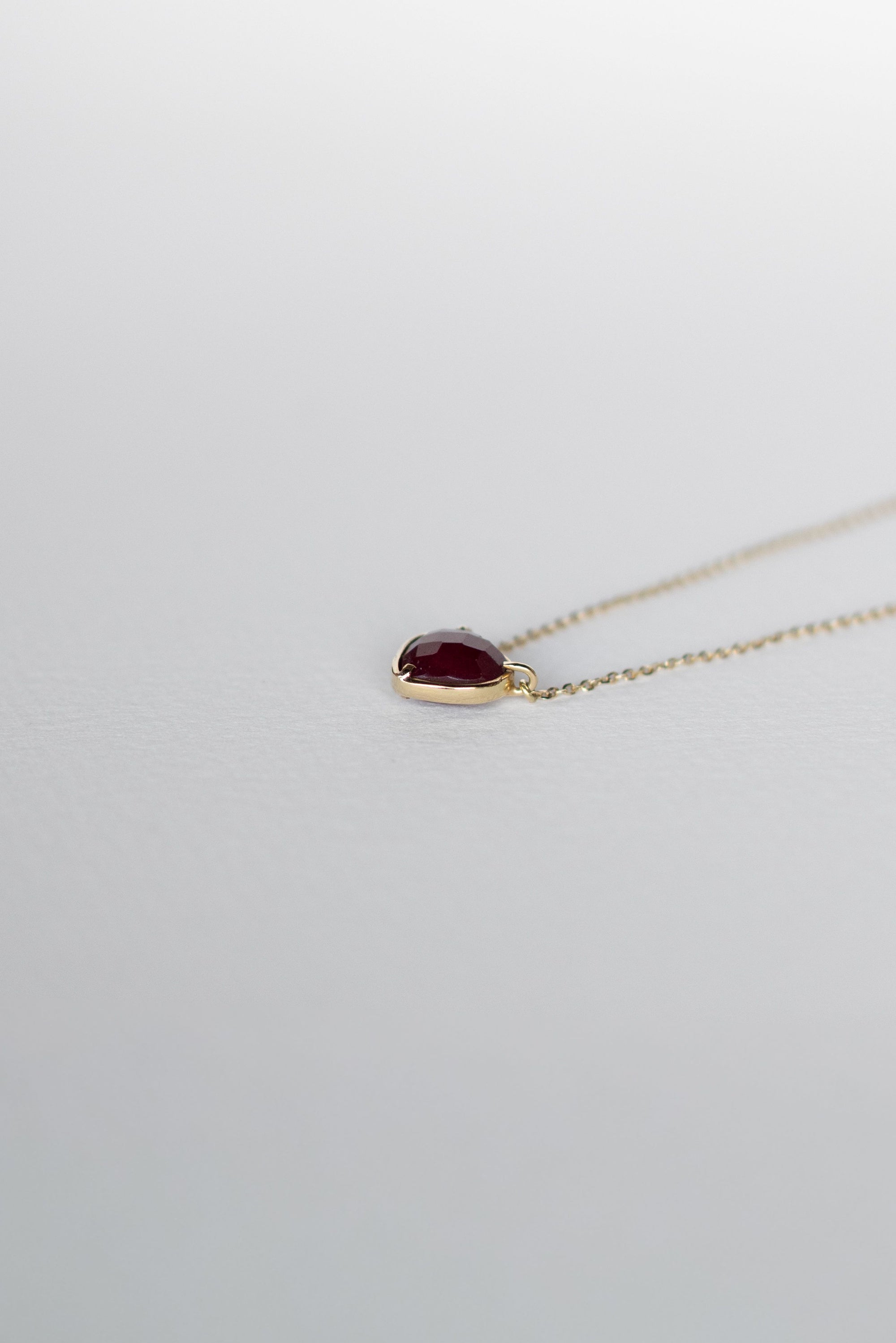 COLLAR CON CORAZÓN DE GRANATE