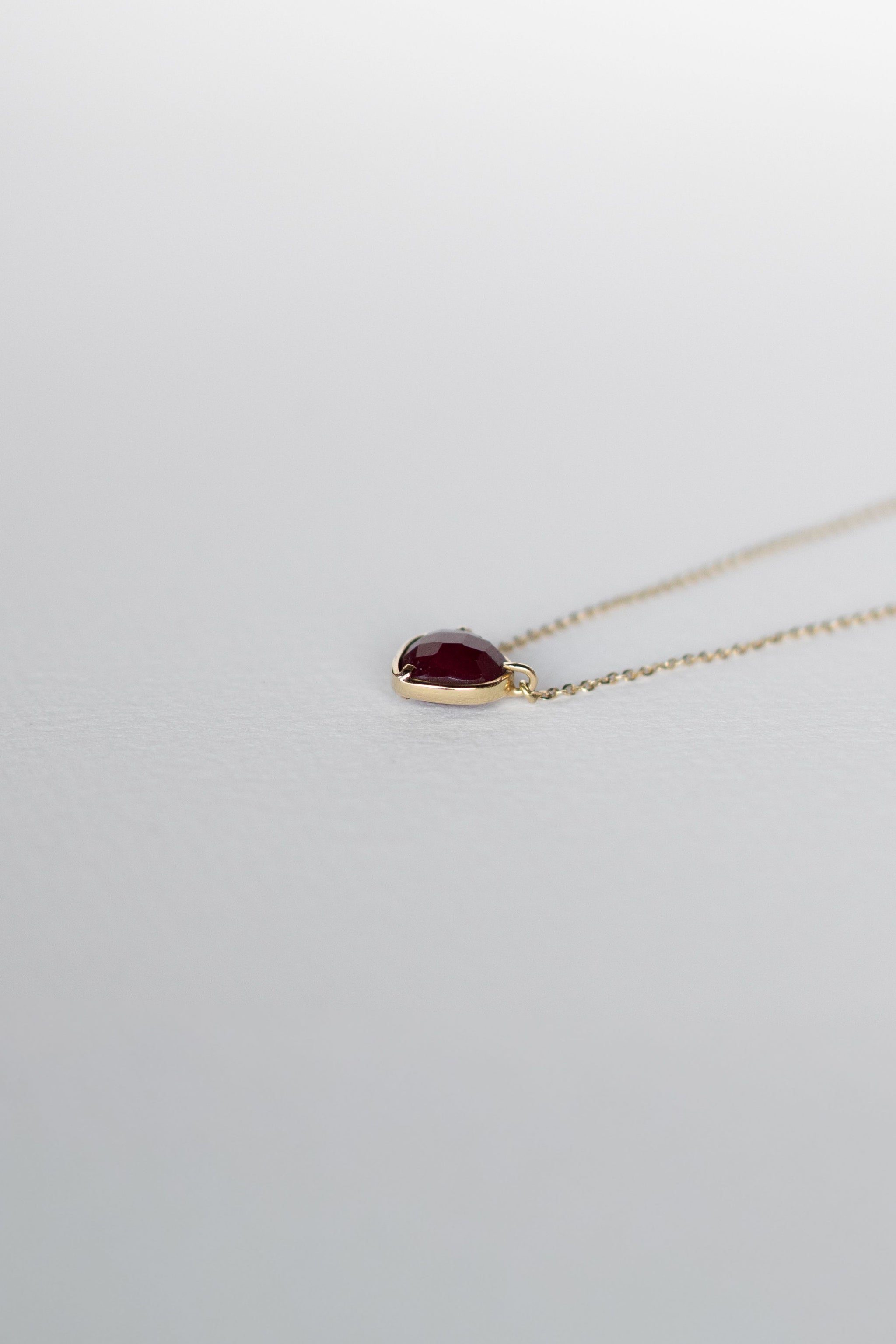 COLLAR CON CORAZÓN DE GRANATE