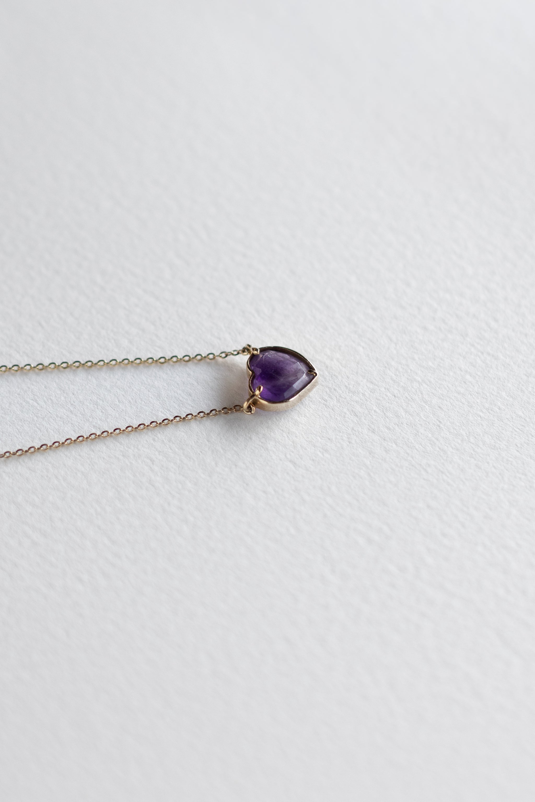 COLLAR CON CORAZÓN DE AMATISTA