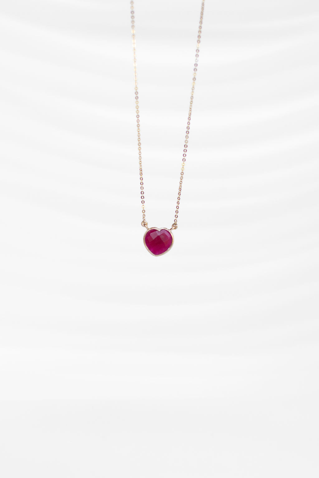 COLLAR CON CORAZÓN DE RUBI
