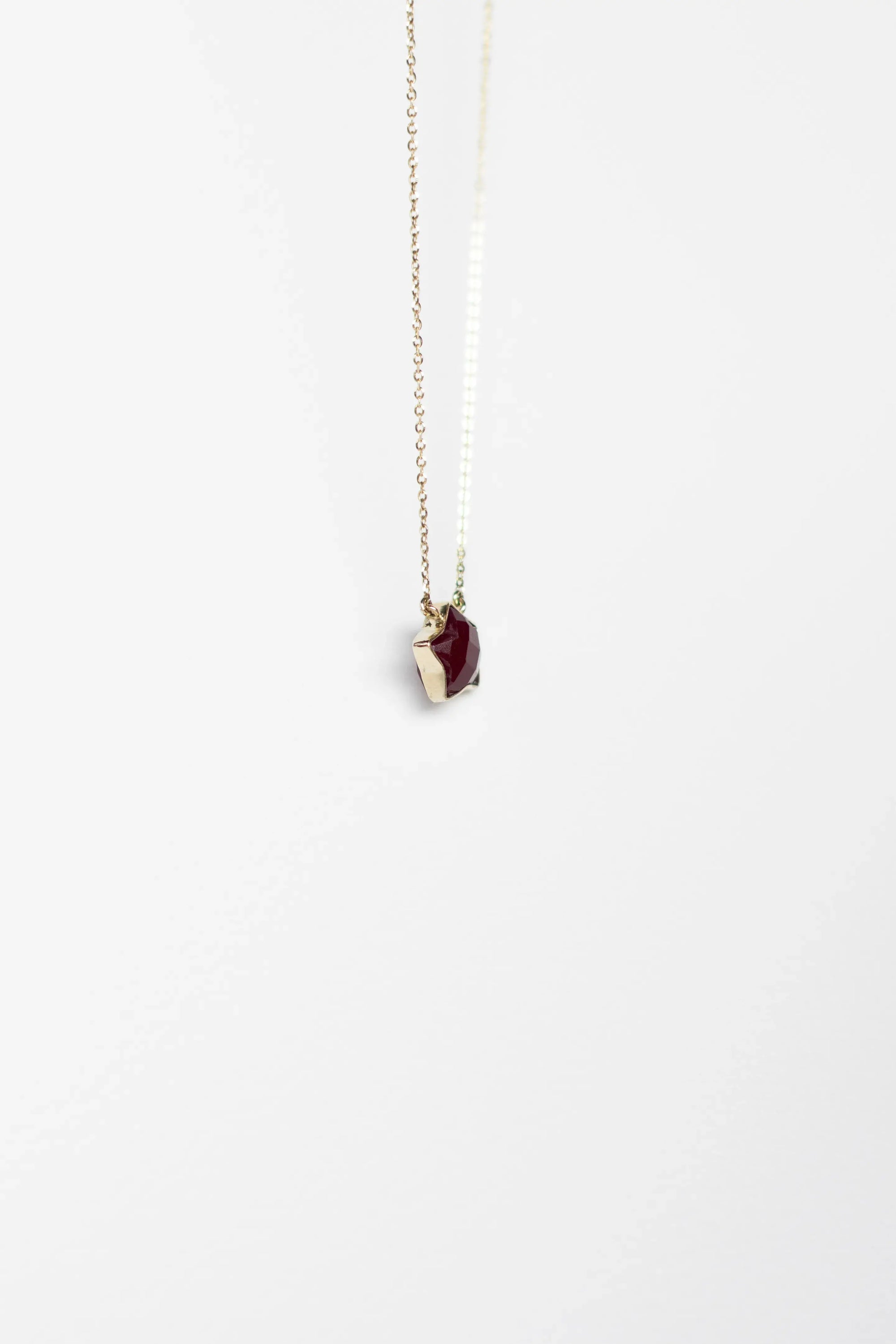 COLLAR CON ESTRELLA DE RUBÍ