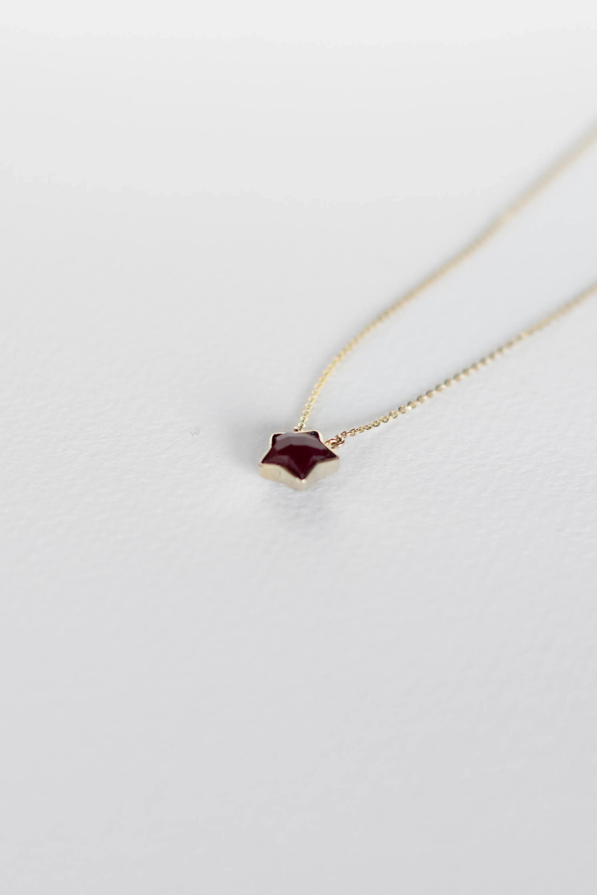 COLLAR CON ESTRELLA DE RUBÍ