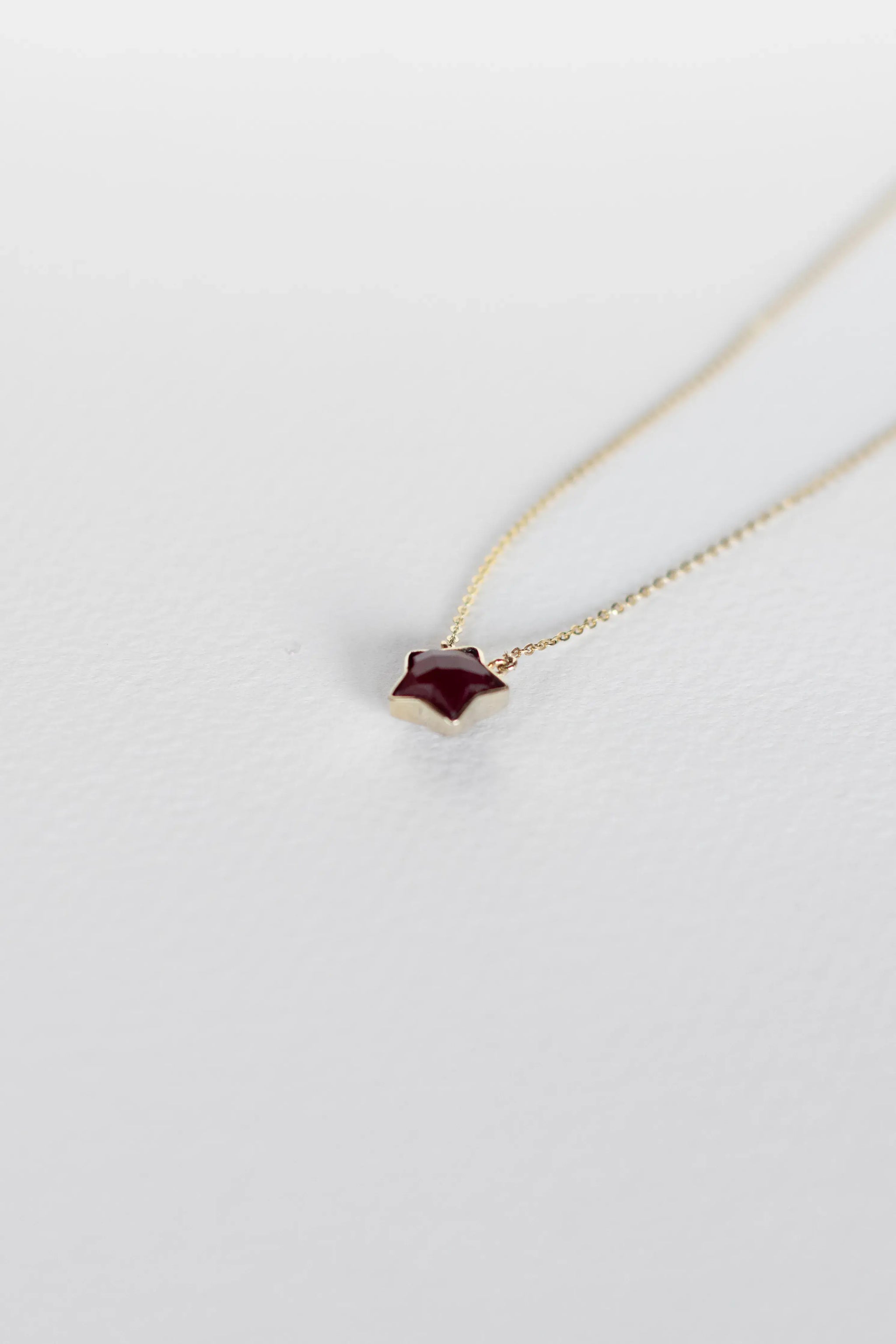 COLLAR CON ESTRELLA DE RUBÍ