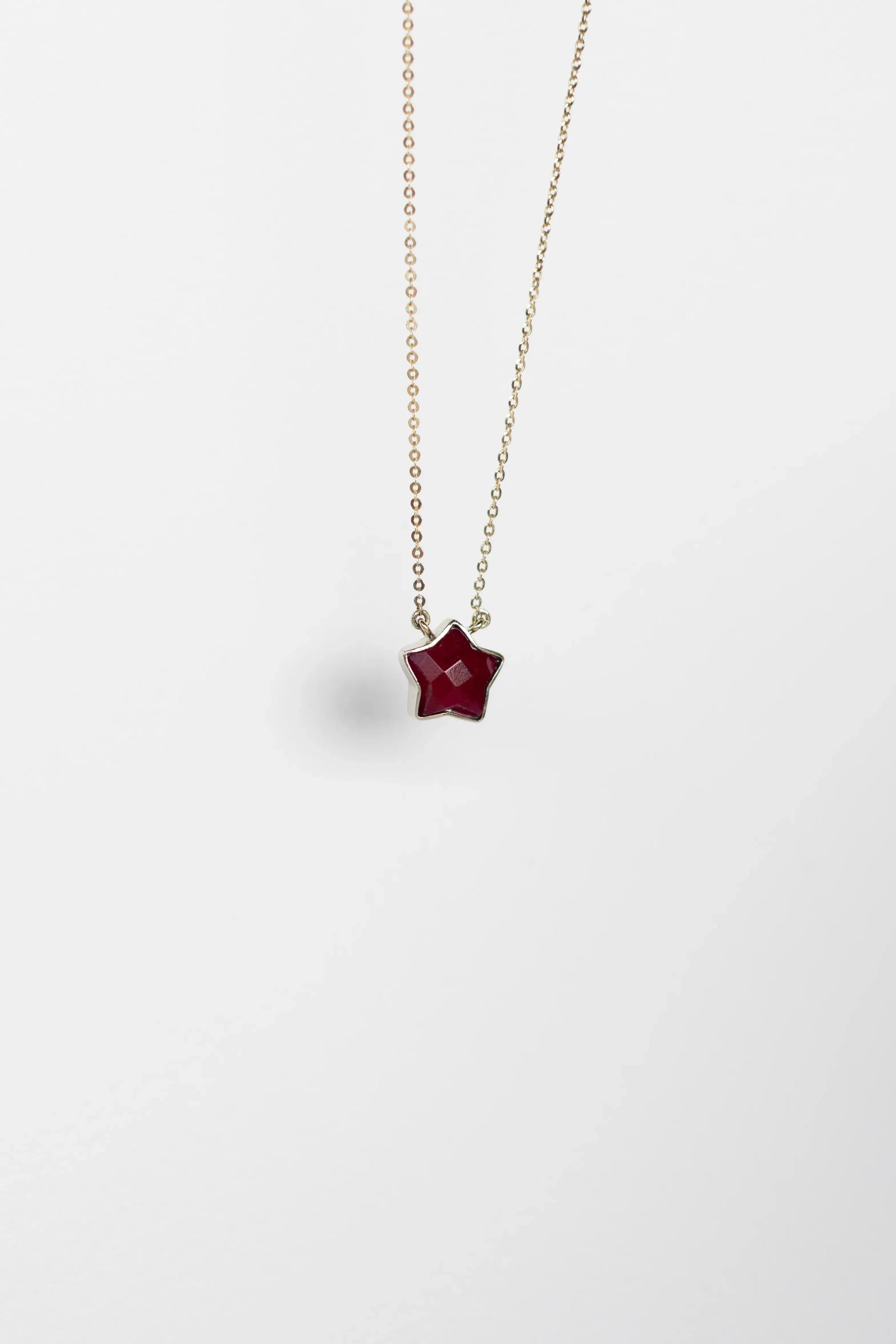 COLLAR CON ESTRELLA DE RUBÍ
