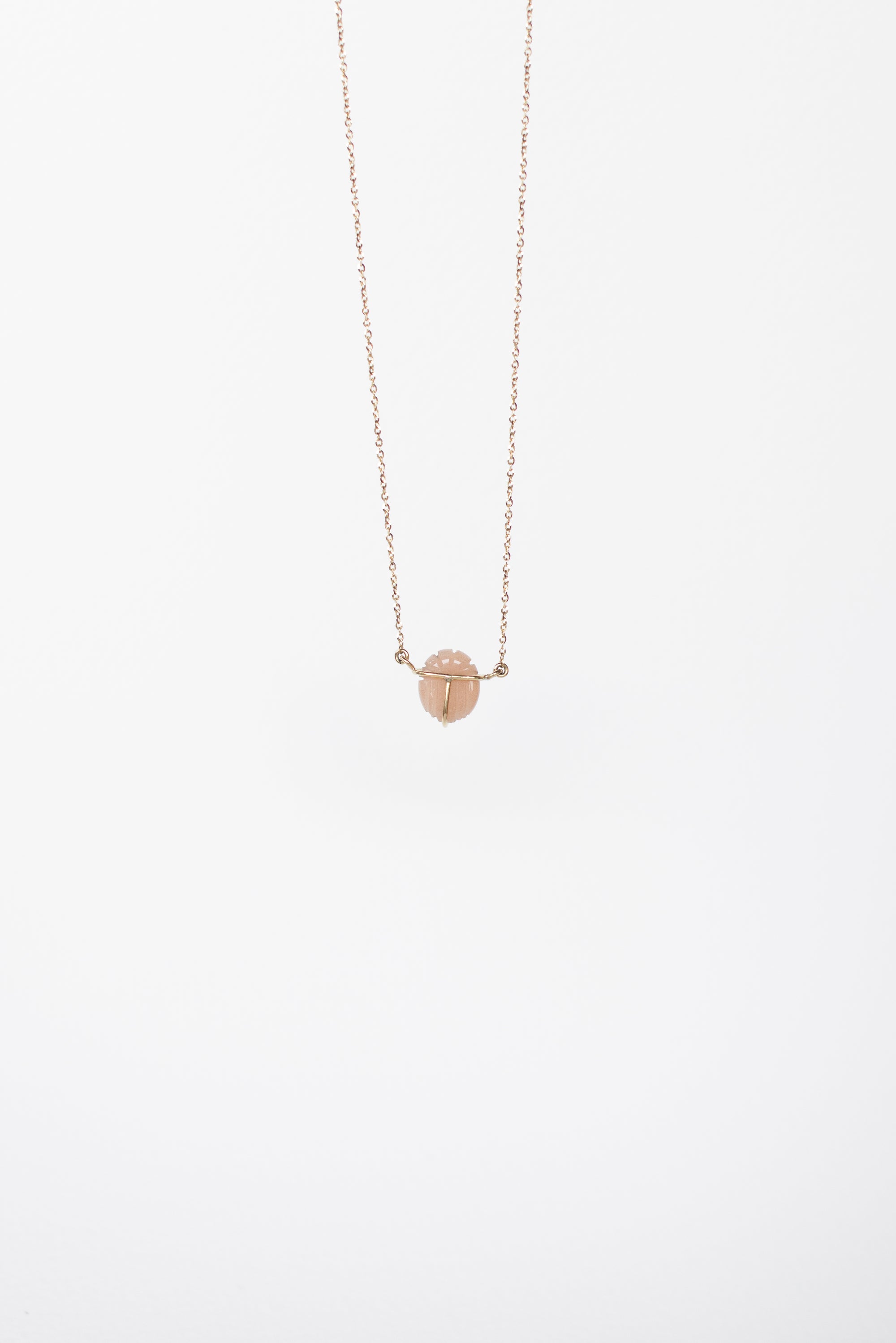 COLLAR CON ESCARABAJO DE CALCEDONIA ROSA
