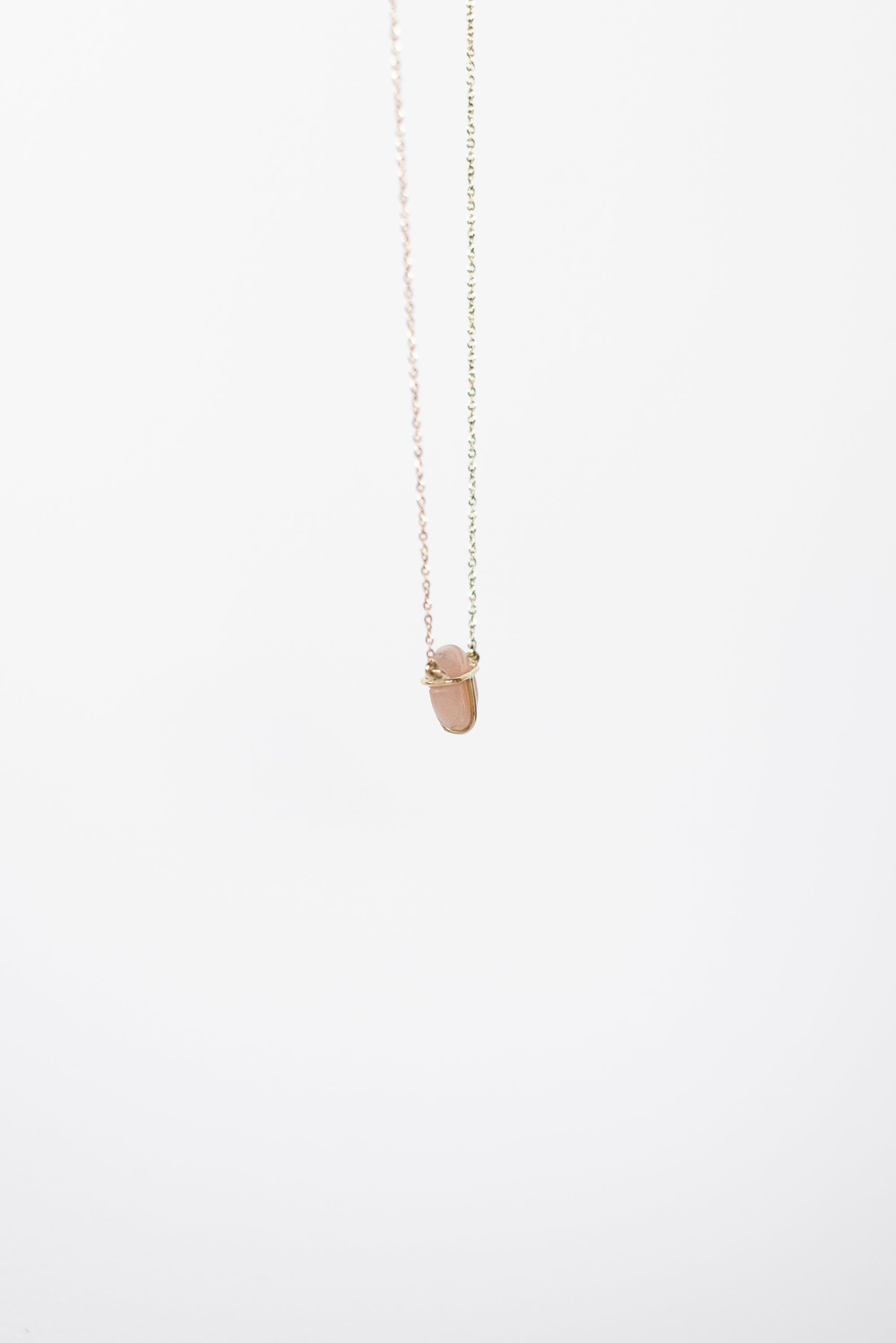 COLLAR CON ESCARABAJO DE CALCEDONIA ROSA