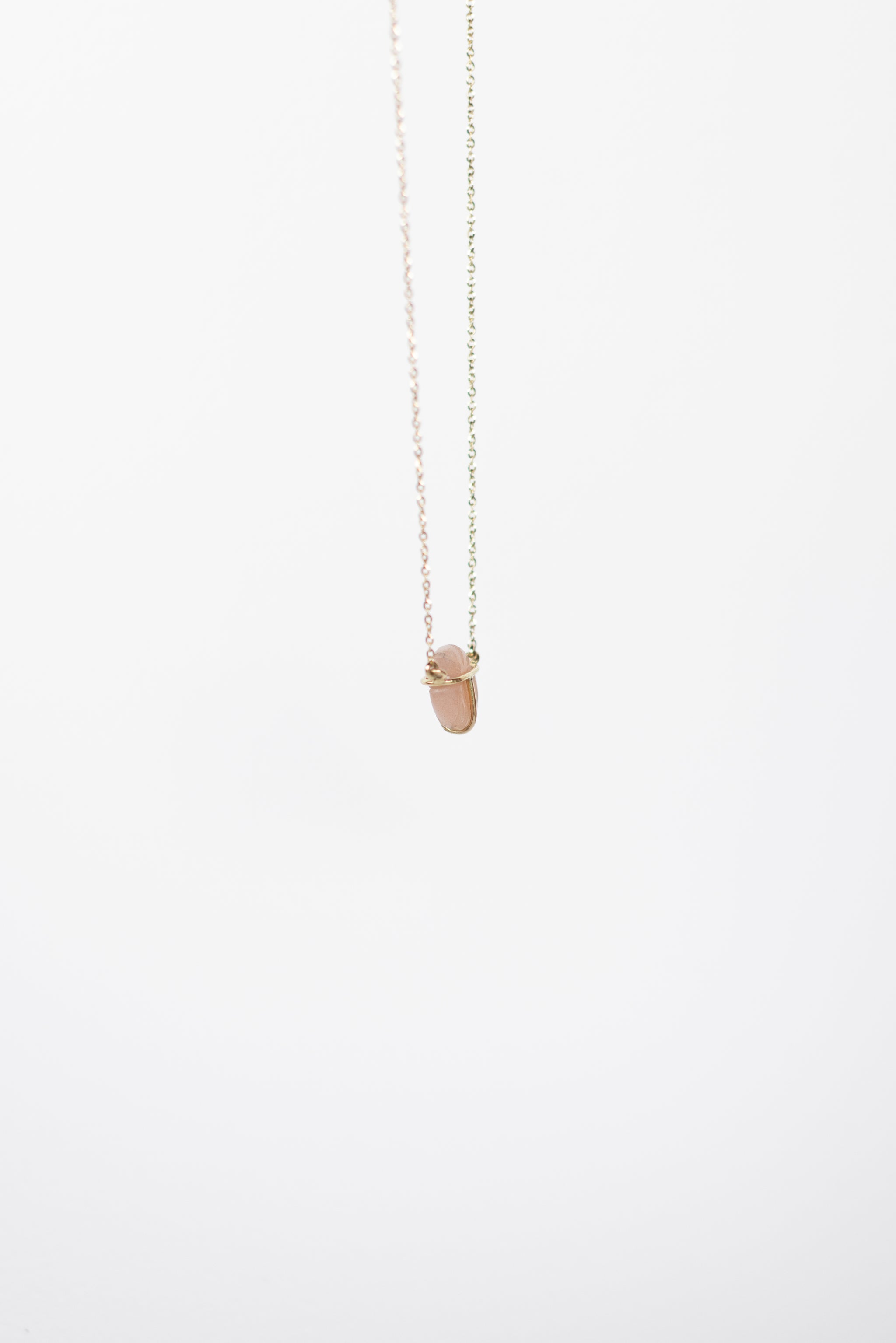 COLLAR CON ESCARABAJO DE CALCEDONIA ROSA