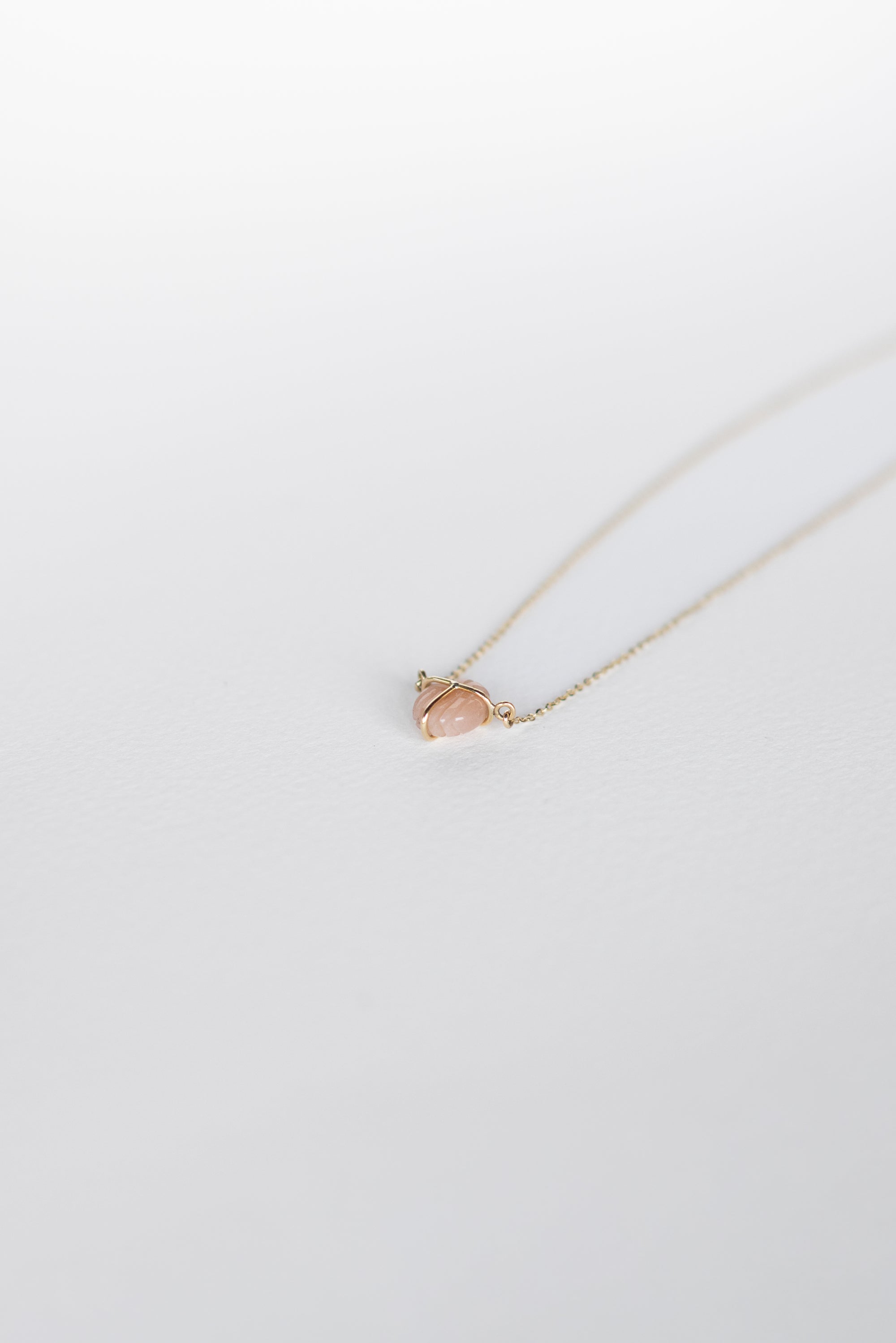COLLAR CON ESCARABAJO DE CALCEDONIA ROSA