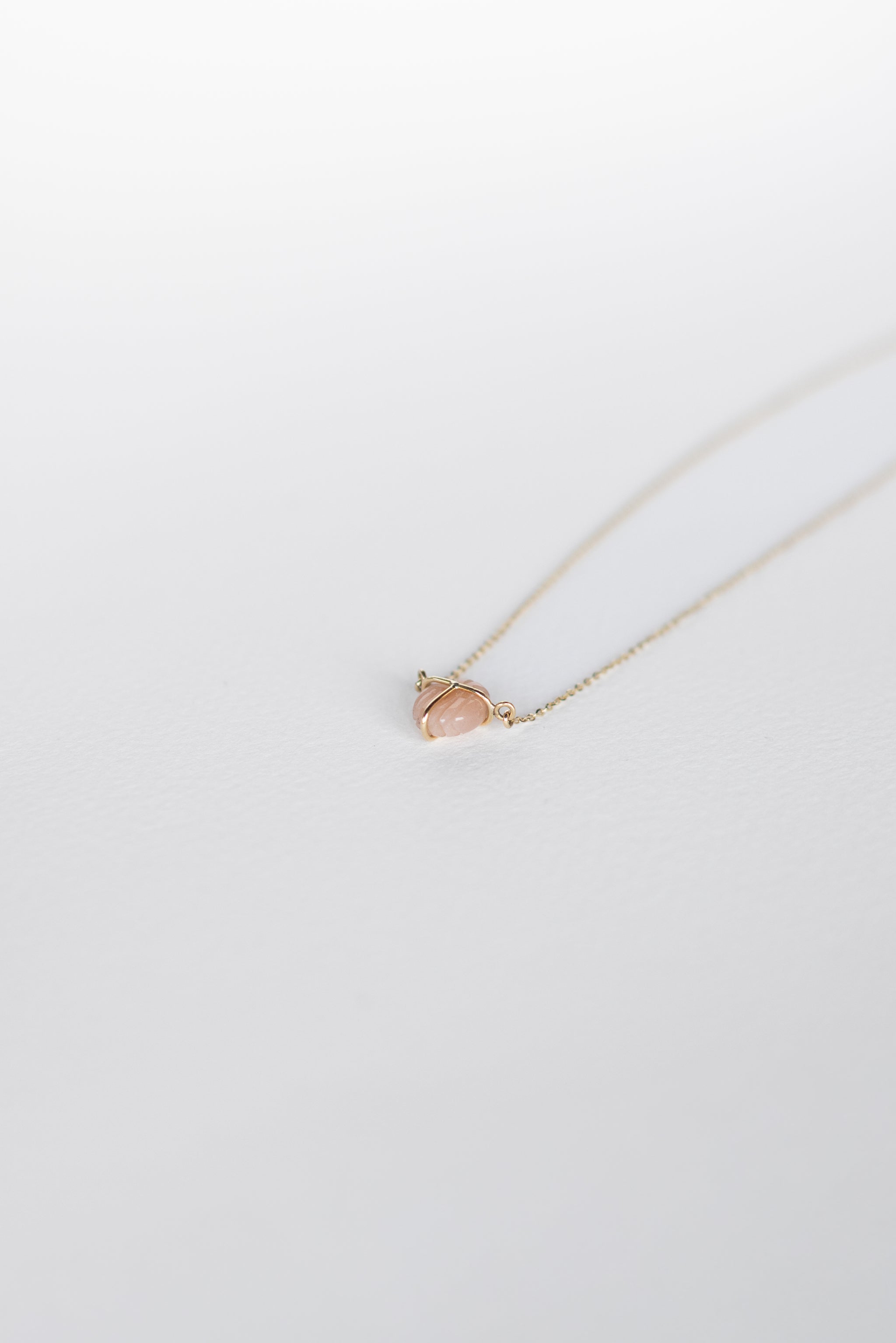 COLLAR CON ESCARABAJO DE CALCEDONIA ROSA
