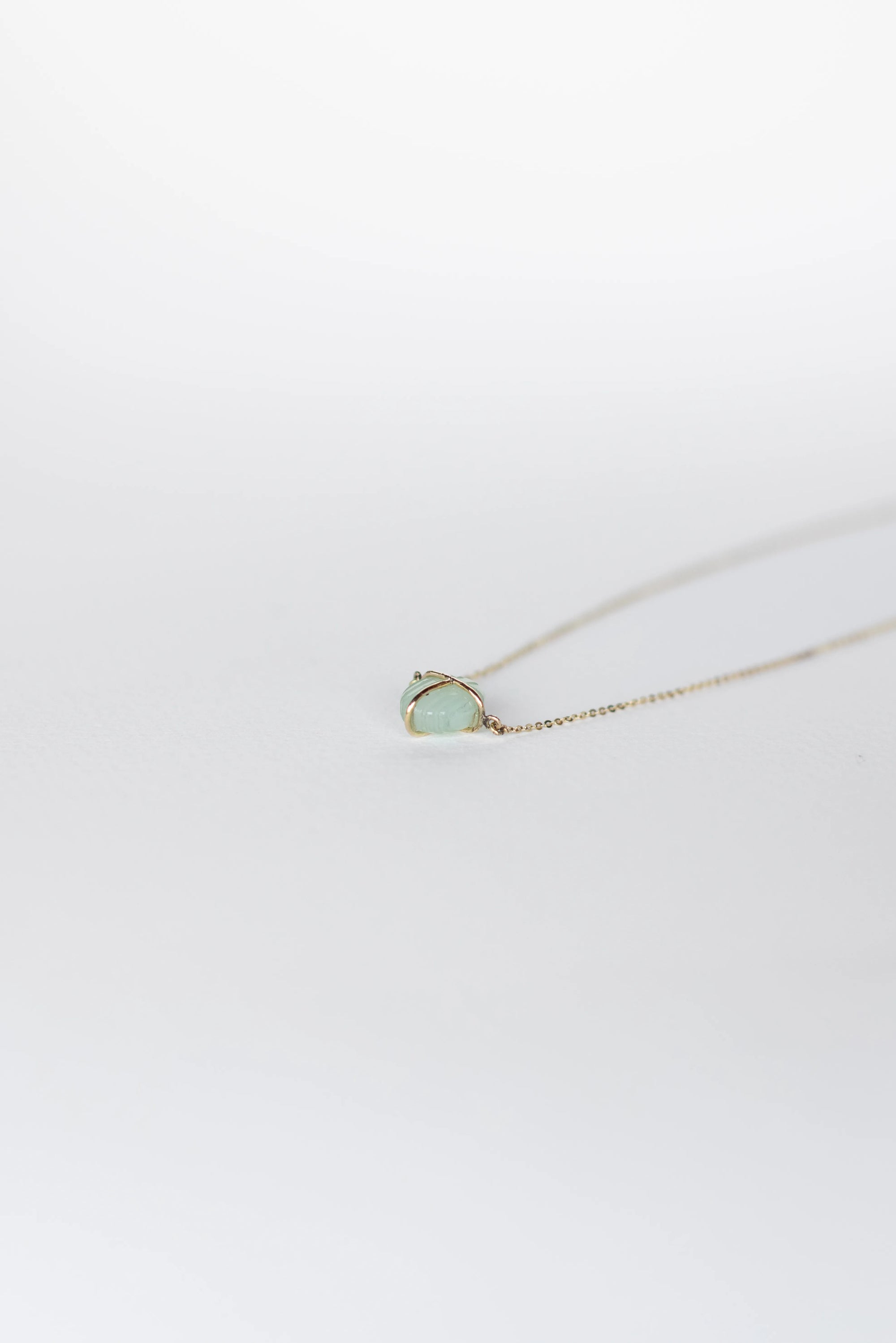 COLLAR CON ESCARABAJO DE CALCEDONIA