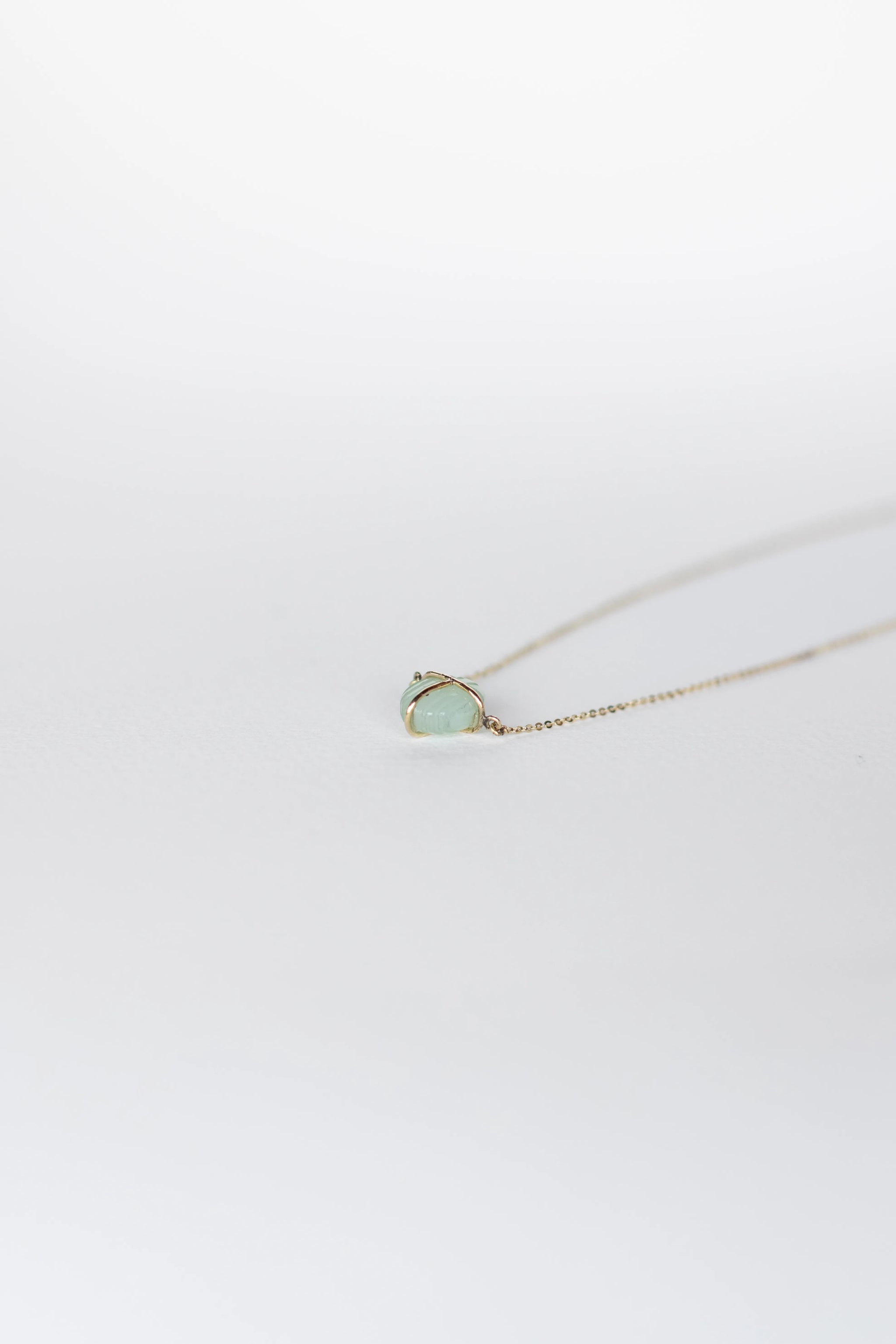 COLLAR CON ESCARABAJO DE CALCEDONIA